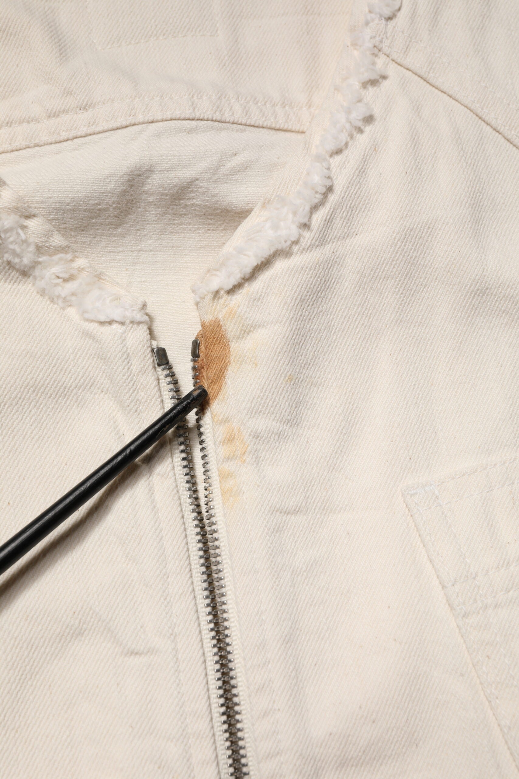 Veste homme Dolce & Gabbana en denim blanc en coton, zip intégral, style blouson avec col montant et poches frontales.