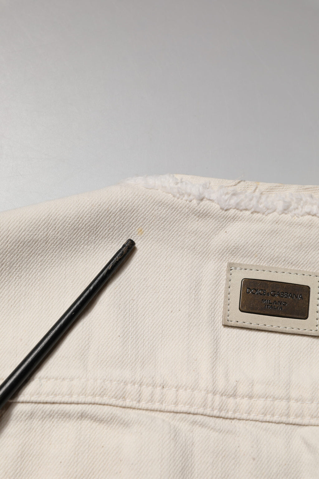 Veste homme Dolce & Gabbana en denim blanc en coton avec zip complet, style blouson, visible sur l'image.