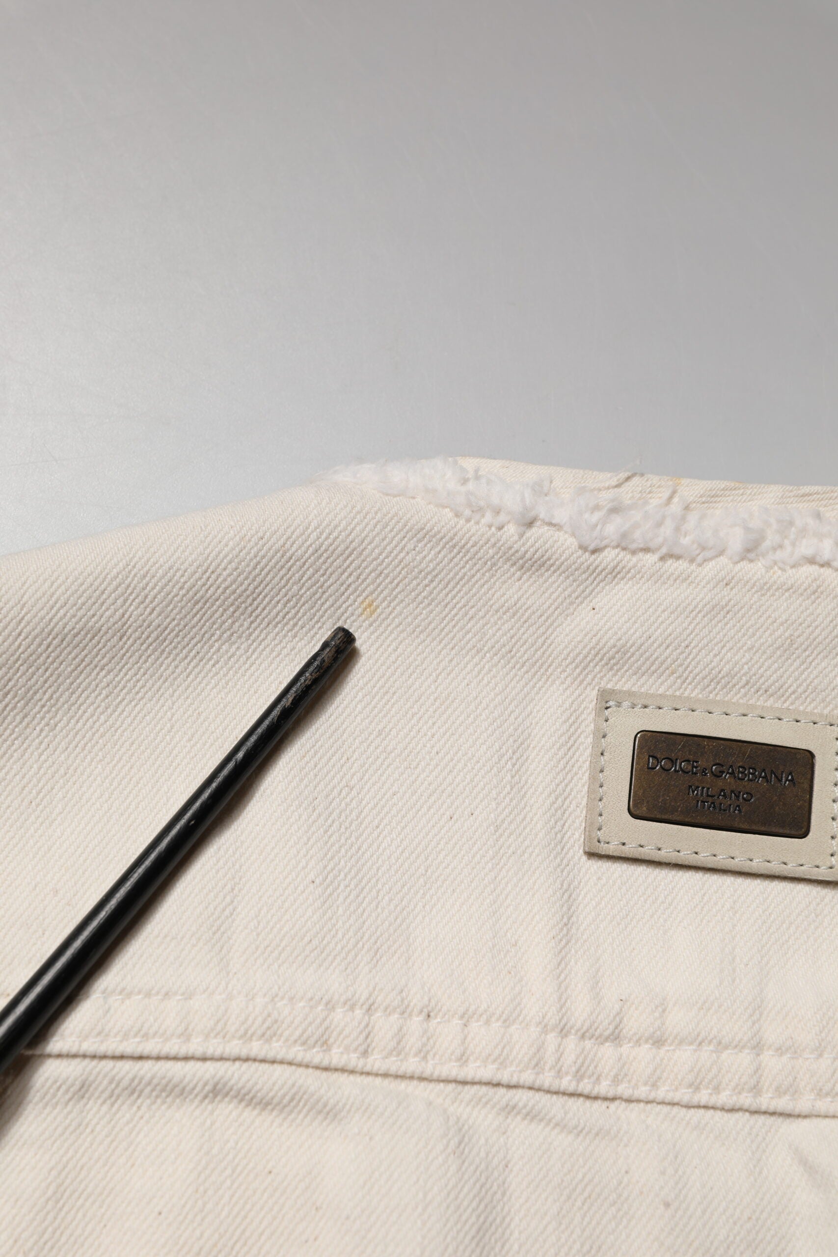 Veste homme Dolce & Gabbana en denim blanc en coton avec zip complet, style blouson, visible sur l'image.