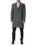 Manteau trench gris pour homme de Dolce & Gabbana à double boutonnage, style élégant et coupe classique.