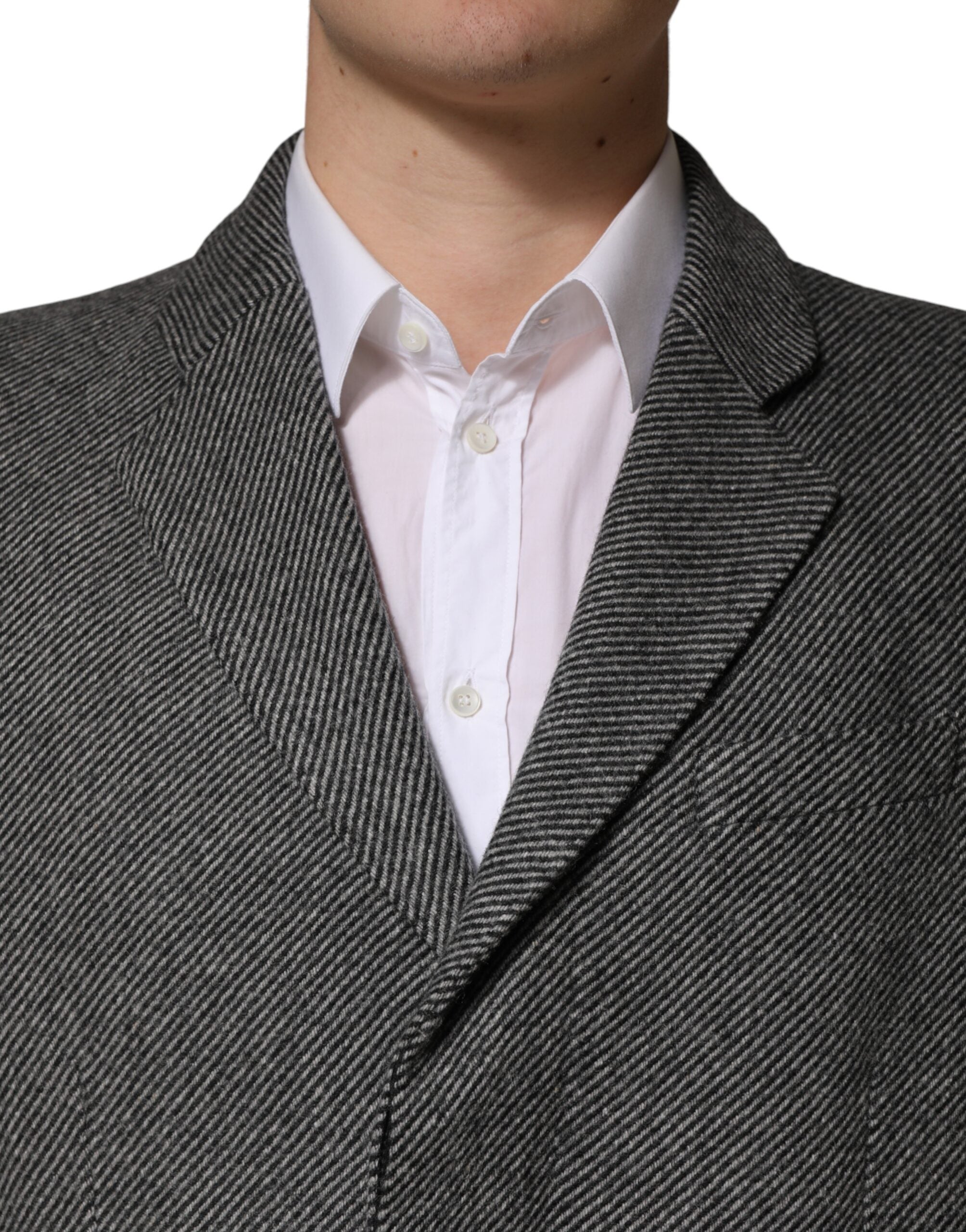 Manteau trench pour homme Dolce & Gabbana gris à simple boutonnage, classique et élégant, vue de face sur mannequin.