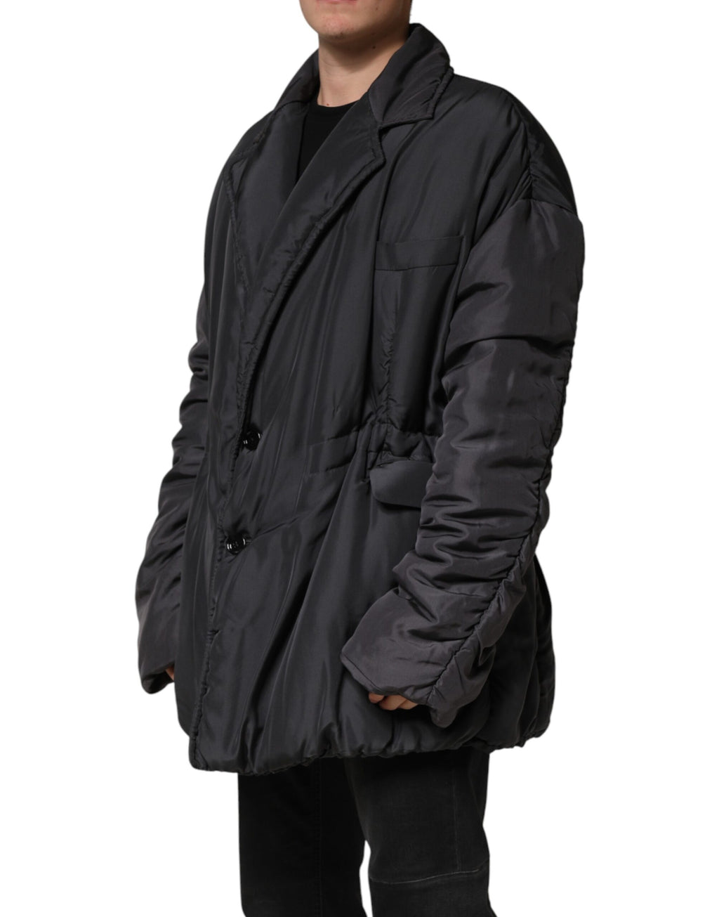 Parka matelassée en soie noire de Dolce & Gabbana pour homme, manteau chaud avec capuche et détails élégants.