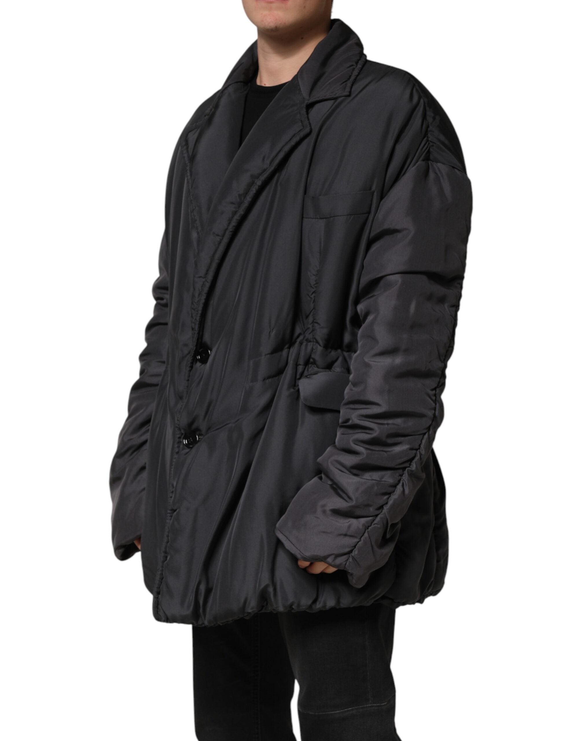 Parka matelassée en soie noire de Dolce & Gabbana pour homme, manteau chaud avec capuche et détails élégants.