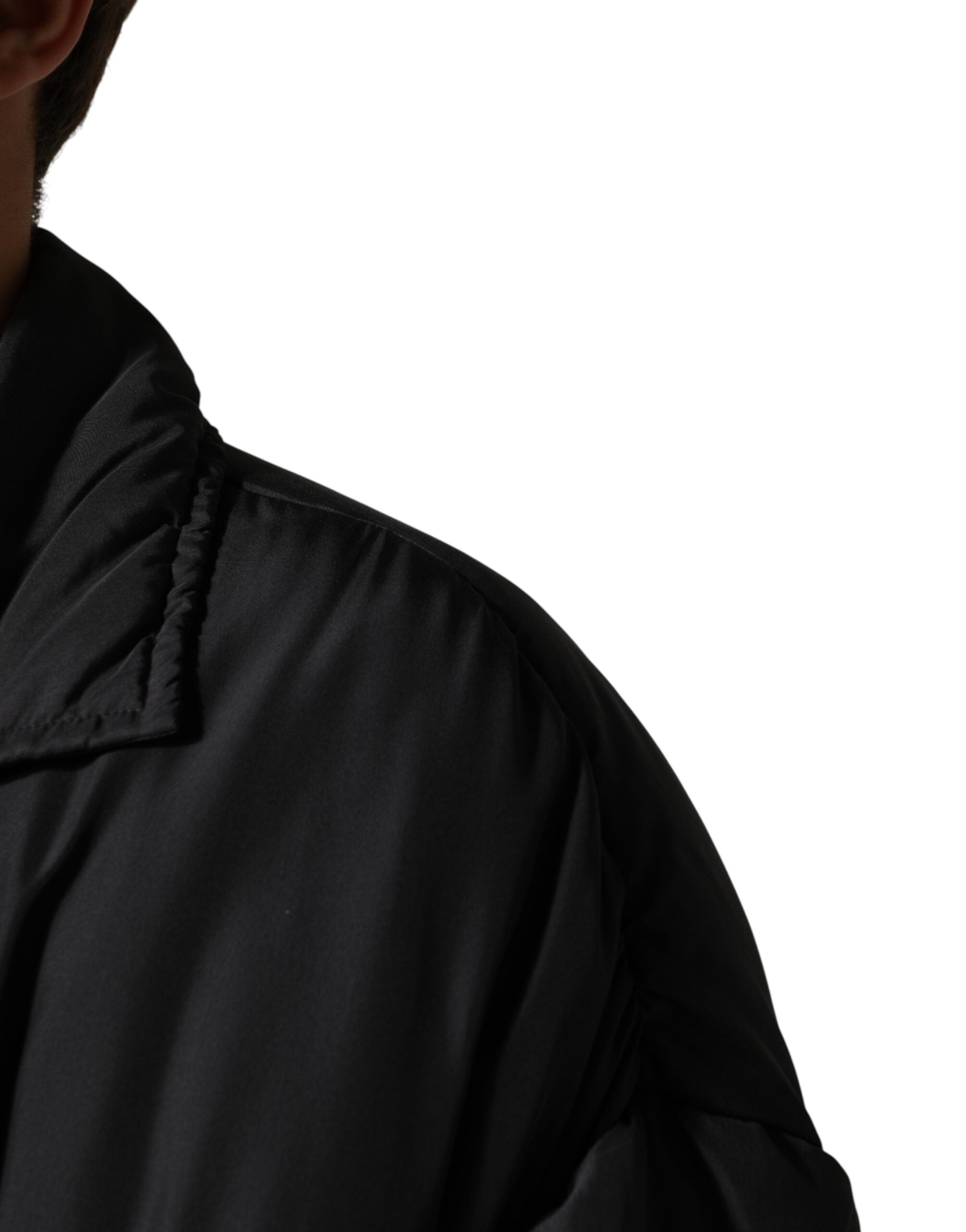 Doudoune homme Dolce & Gabbana en soie noire, veste matelassée élégante avec capuche et fermeture éclair.