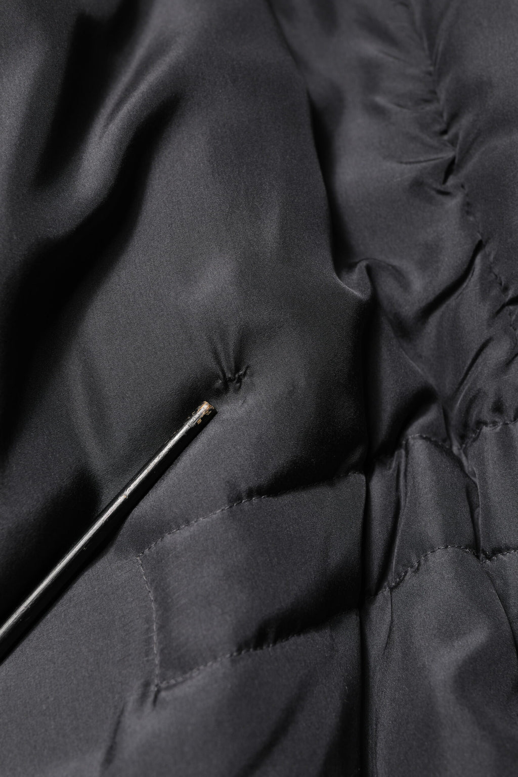 Veste matelassée en soie noire Dolce & Gabbana pour homme, parka élégante avec capuche et style sophistiqué.
