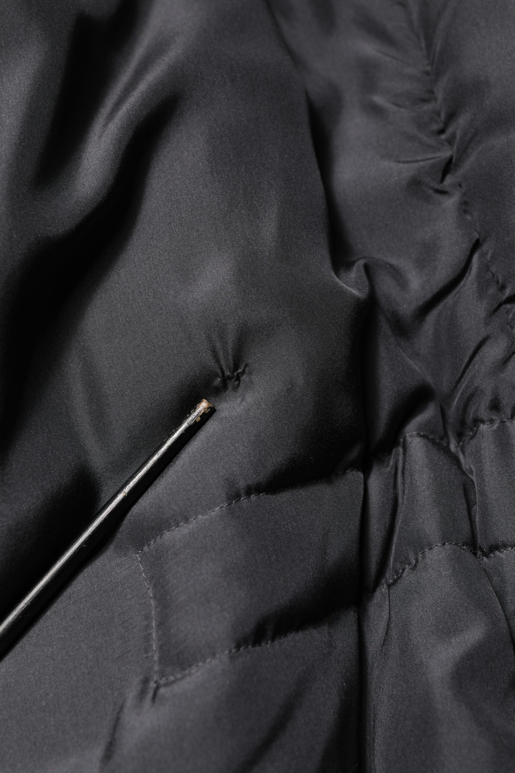 Veste matelassée en soie noire Dolce & Gabbana pour homme, parka élégante avec capuche et style sophistiqué.