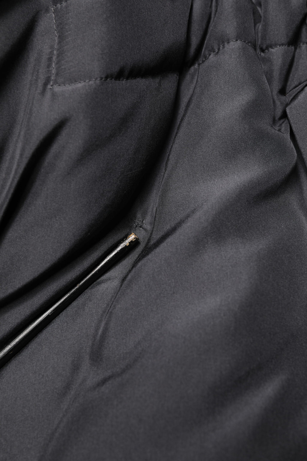 Parka pour homme Dolce & Gabbana en soie noire, veste matelassée élégante avec capuche et fermeture éclair.