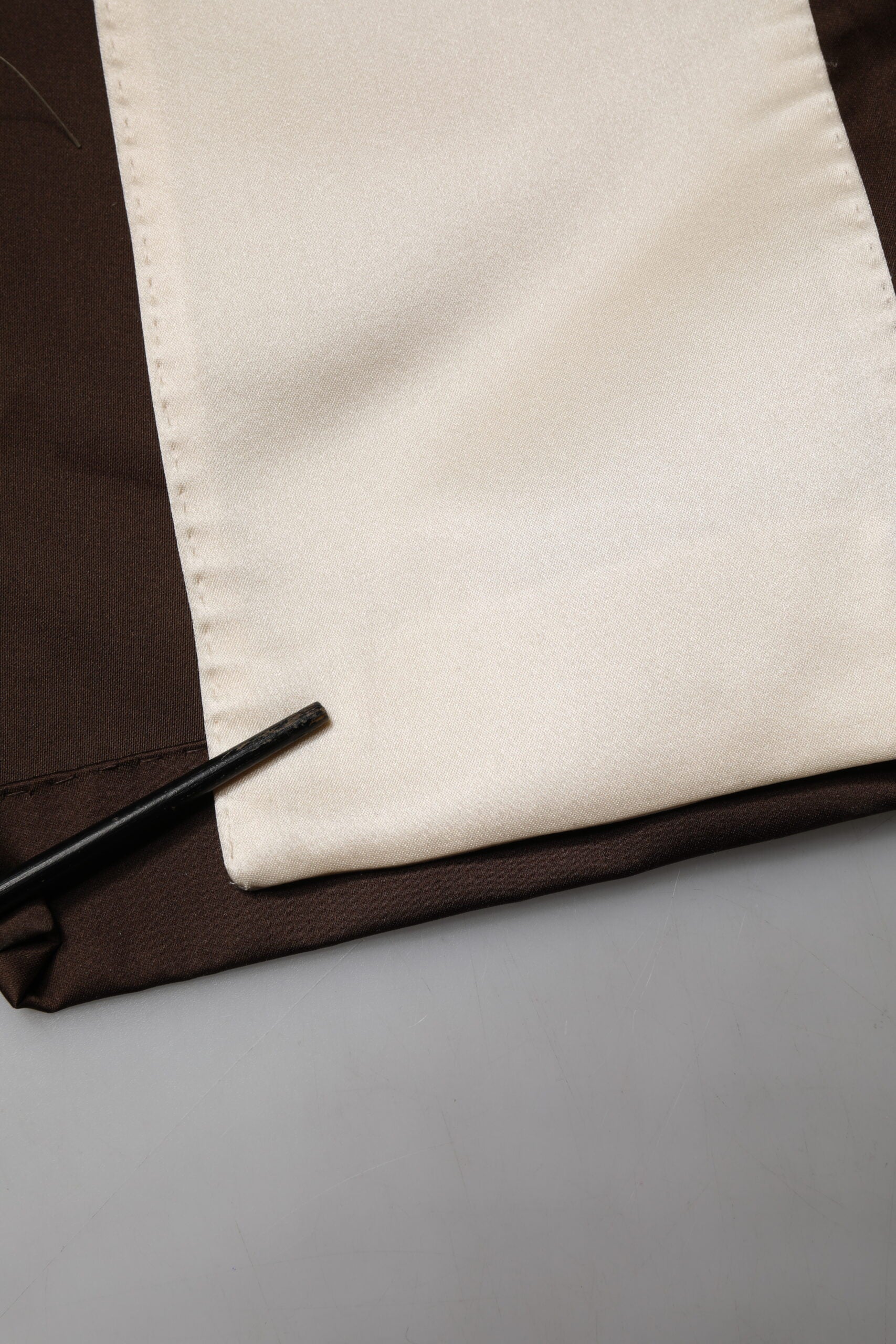 Peignoir en coton marron crème avec ceinture Dolce & Gabbana, veste de bain confortable et élégante pour lounging.