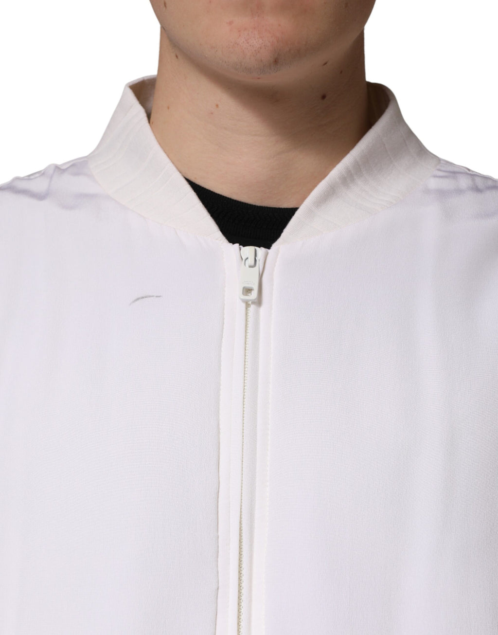 Veste bomber en soie blanche Dolce & Gabbana avec fermeture éclair complète, style élégant et finition raffinée.