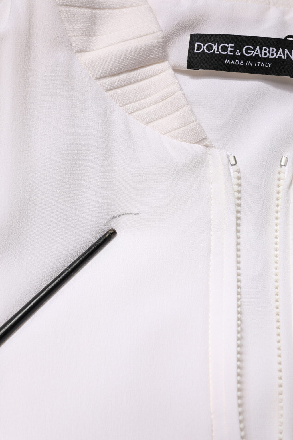 Blouson bomber en soie blanche Dolce & Gabbana avec fermeture éclair complète, style élégant et tissu doux visible sur l'image.