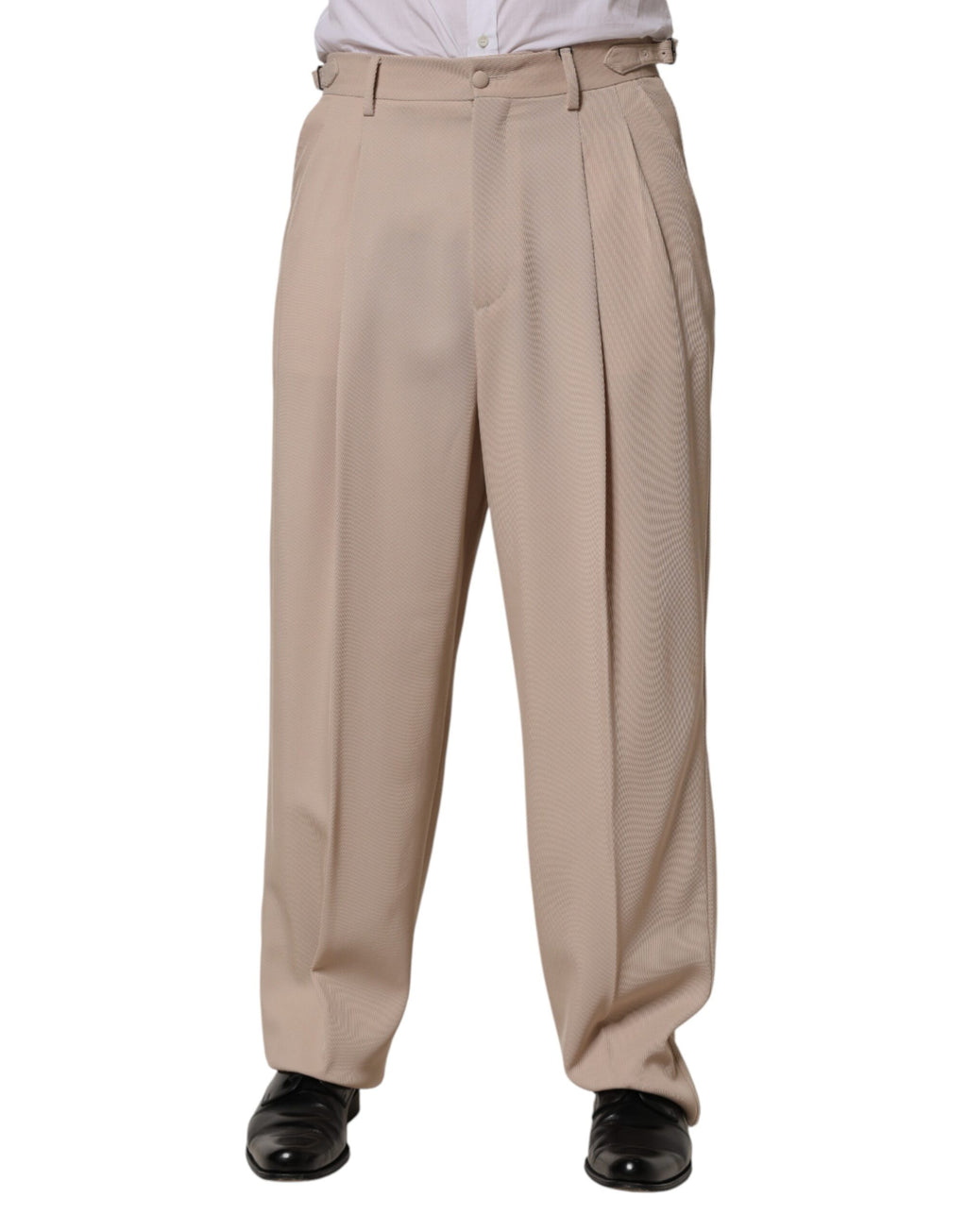 Pantalon homme Dolce & Gabbana beige stretch droit, costume élégant en tissu extensible, visible sur le modèle.