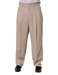Pantalon homme Dolce & Gabbana beige stretch droit, costume élégant en tissu extensible, visible sur le modèle.