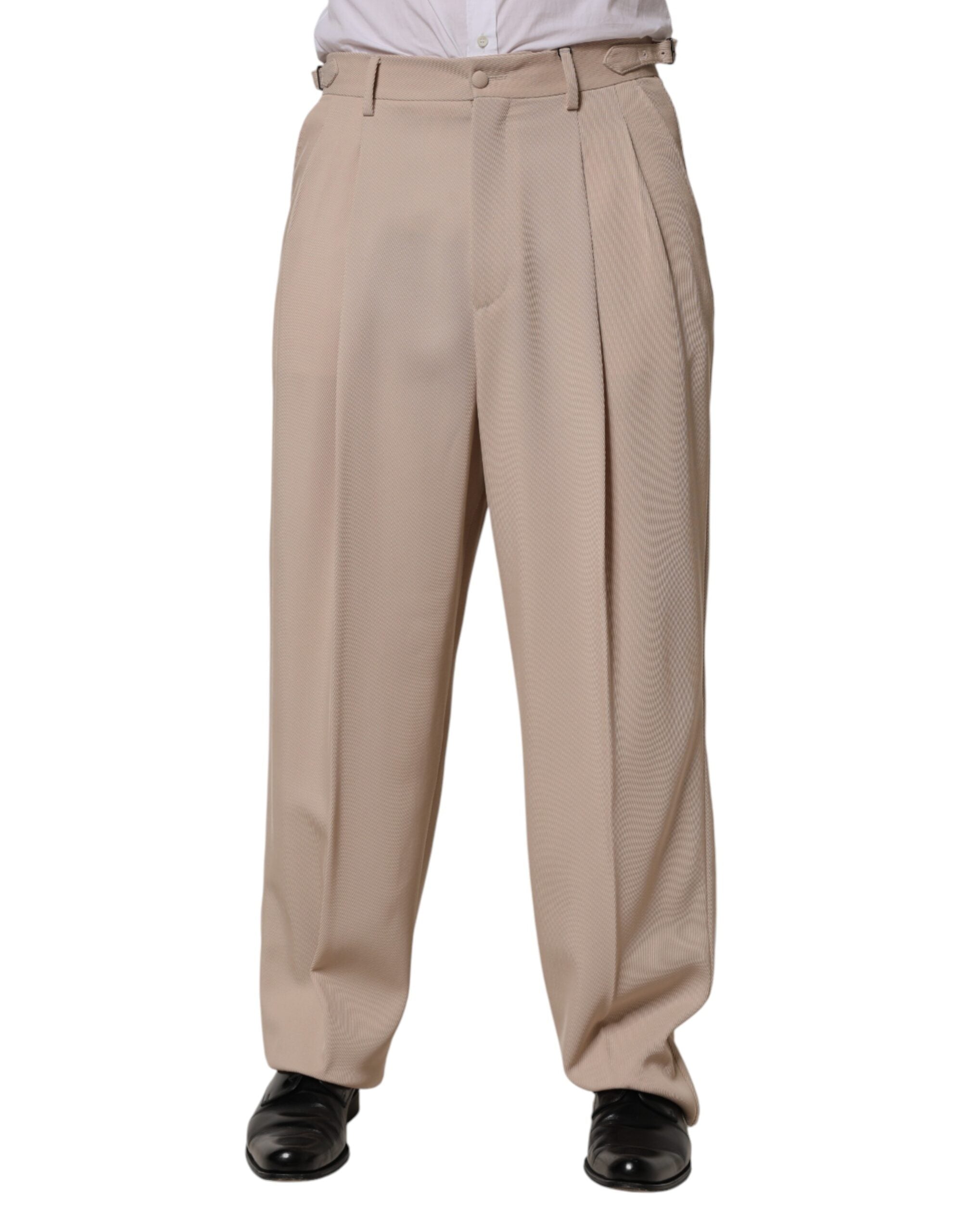 Pantalon homme Dolce & Gabbana beige stretch droit, costume élégant en tissu extensible, visible sur le modèle.