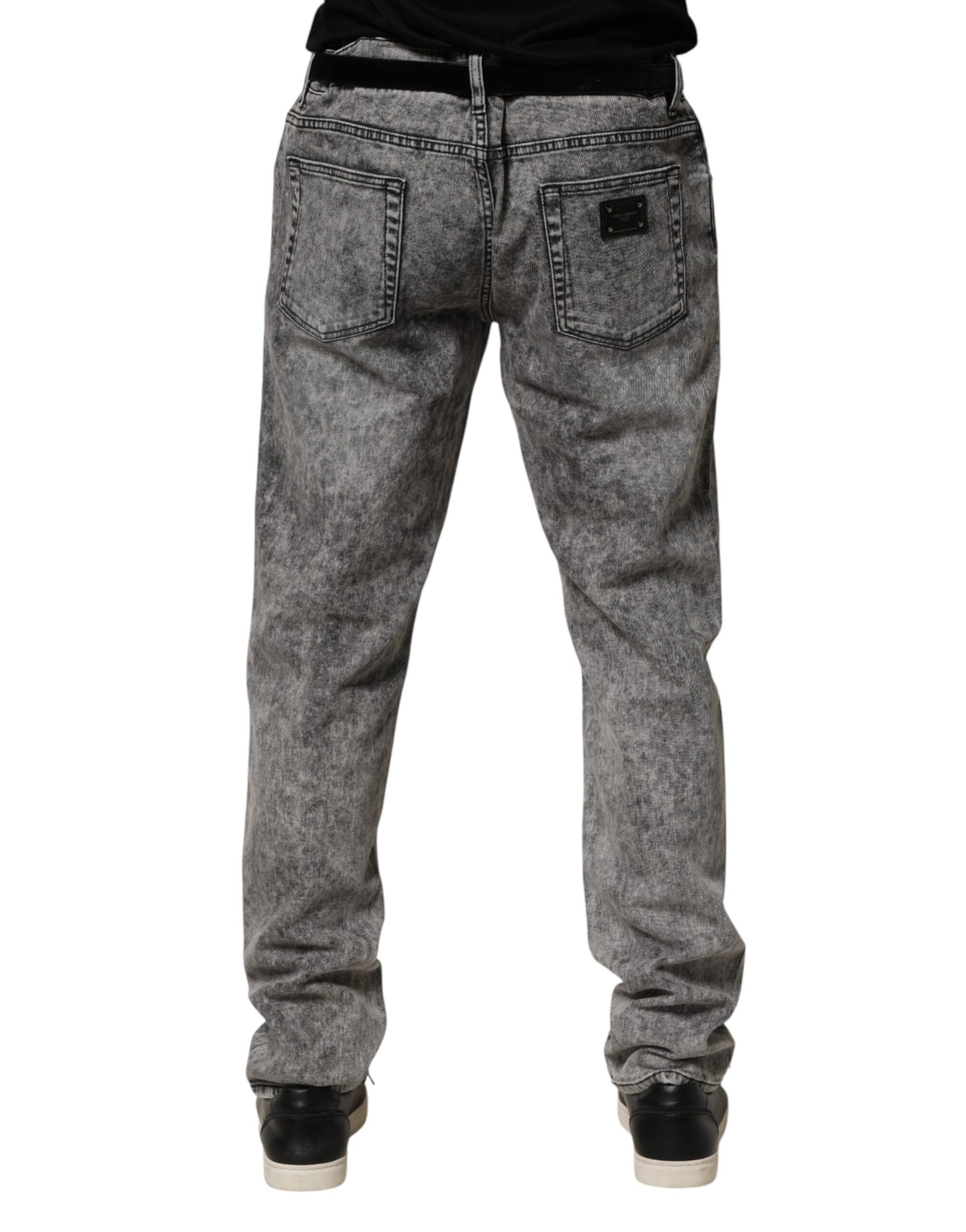 Pantalon en denim gris Dolce & Gabbana, coupe droite, en coton, style pantalon jeans pour homme, visible en image.