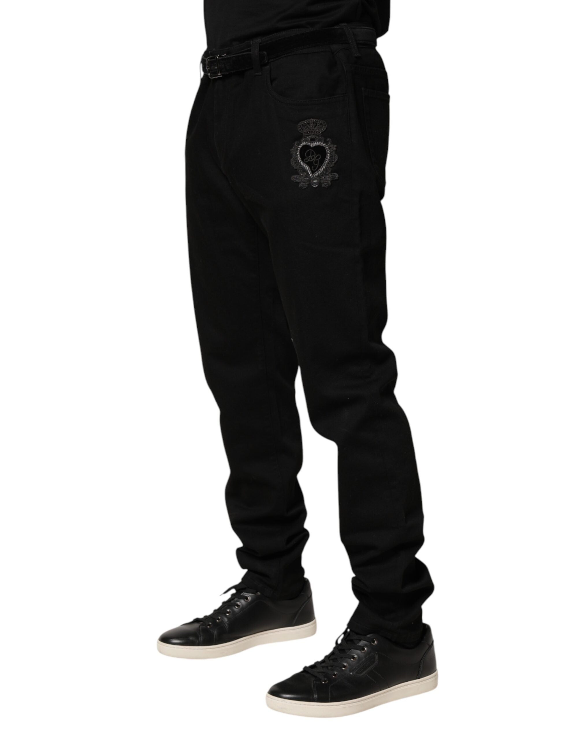 Jeans skinny noirs Dolce & Gabbana Sacred Heart pour homme en denim avec détail de cœur sacré visible.