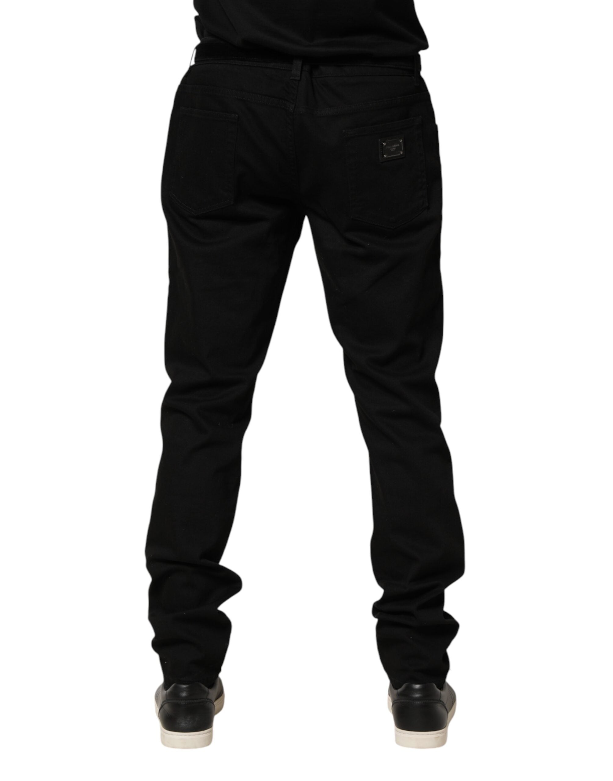 Jeans slim homme Dolce & Gabbana en denim noir avec motif de cœur sacré, coupe ajustée et détails élégants.