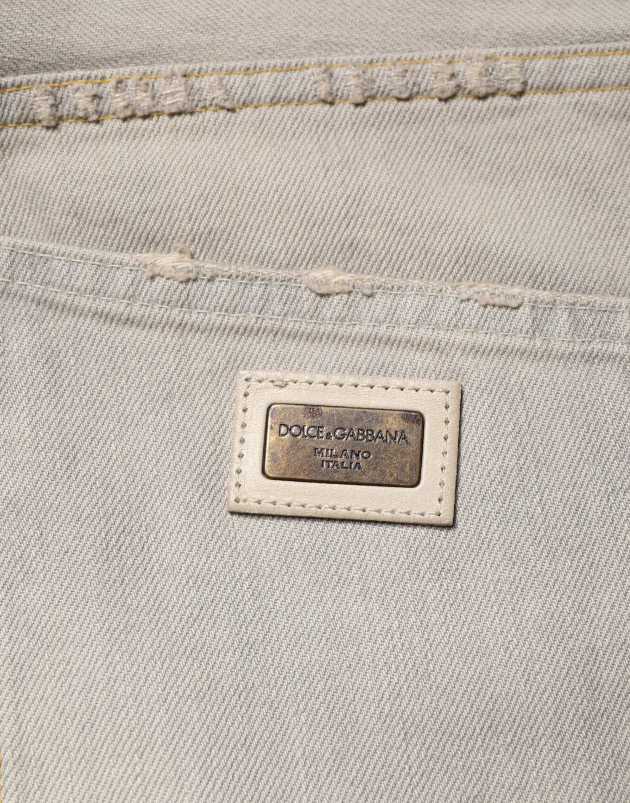 Jeans droits en coton gris clair de Dolce & Gabbana, pantalon denim élégant avec coupe classique, visible sur la photo.
