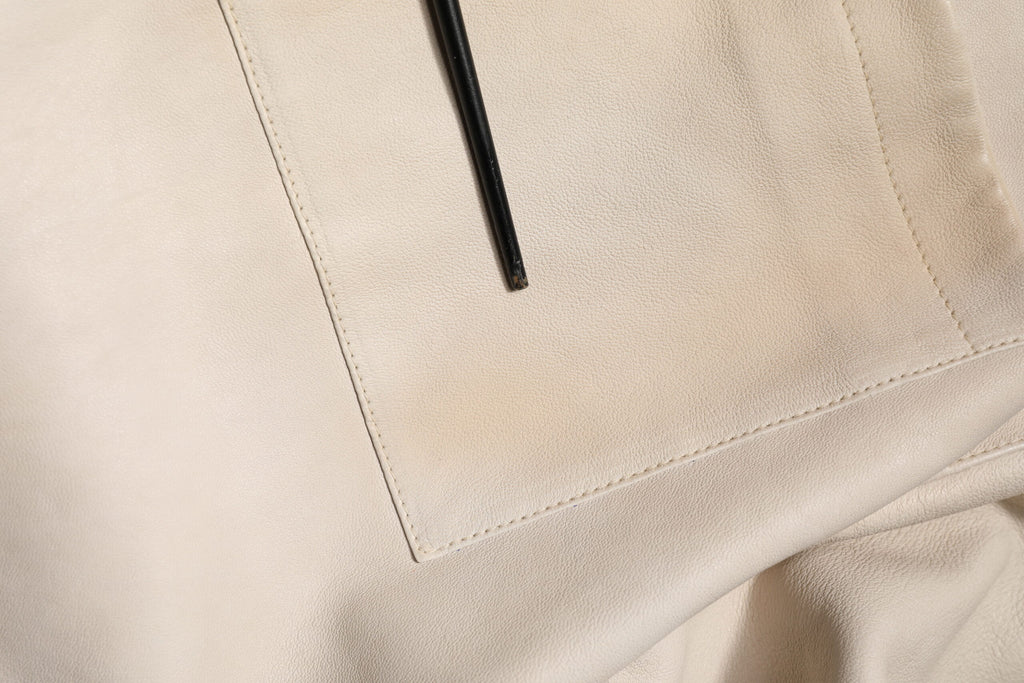 Chemise homme beige en cuir Dolce & Gabbana avec boutons, style décontracté et élégant, visible sur l’image.