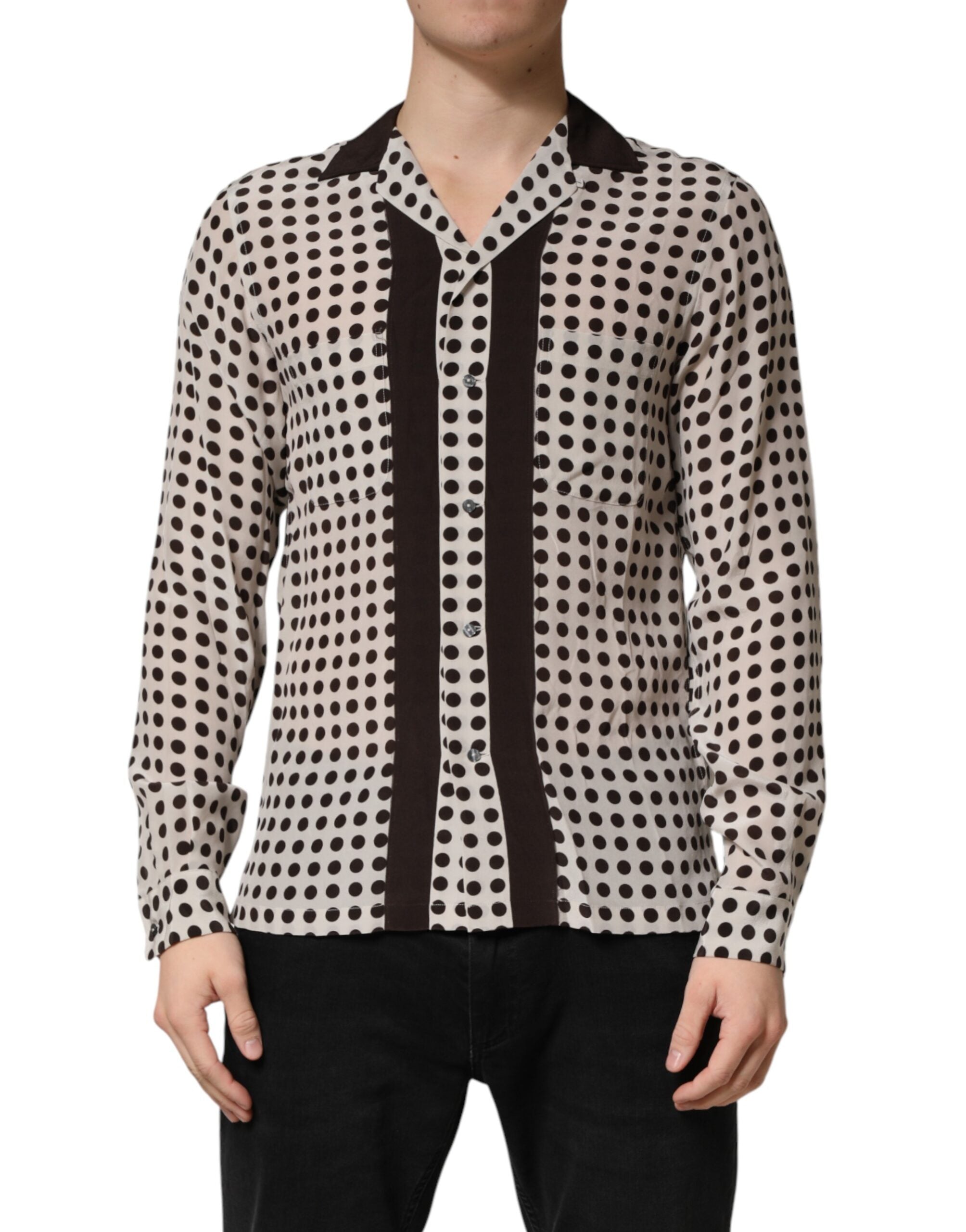 Chemise homme Dolce & Gabbana en soie blanche et noire à pois, casual, avec col et boutons visibles.