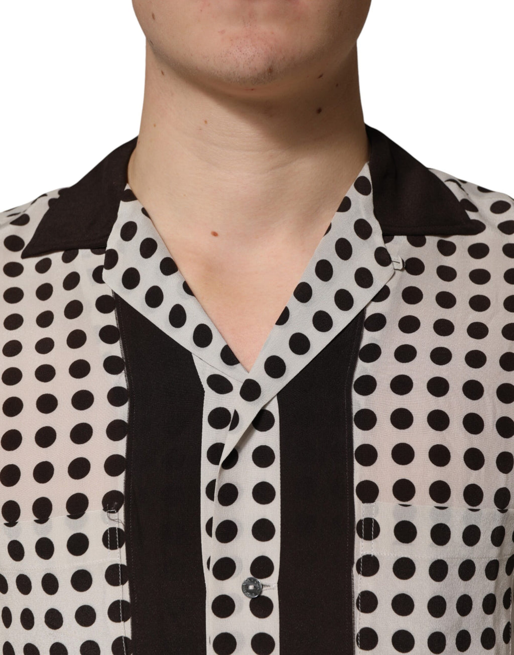 Chemise homme Dolce & Gabbana en soie blanche et noire à pois pour casual, vue de face.