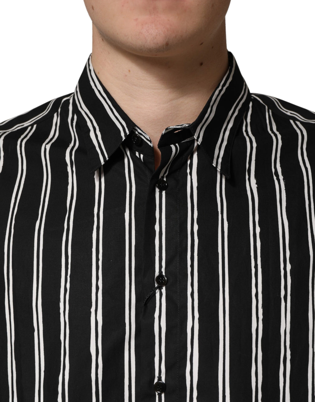Chemise homme Dolce & Gabbana en coton à rayures noires, costume formel élégant, vue de face sur fond neutre.