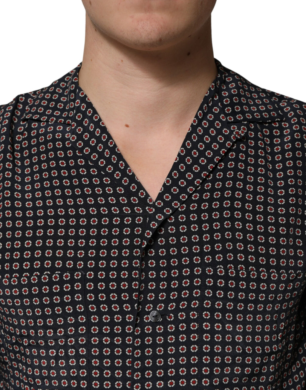 Chemise homme en soie noire à motif de Dolce & Gabbana, boutonnière élégante et design sophistiqué.