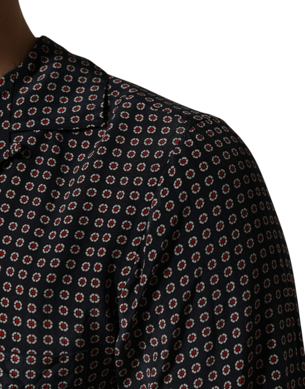Chemise homme Dolce & Gabbana en soie noire à motif, boutons devant, style élégant et sophistiqué.
