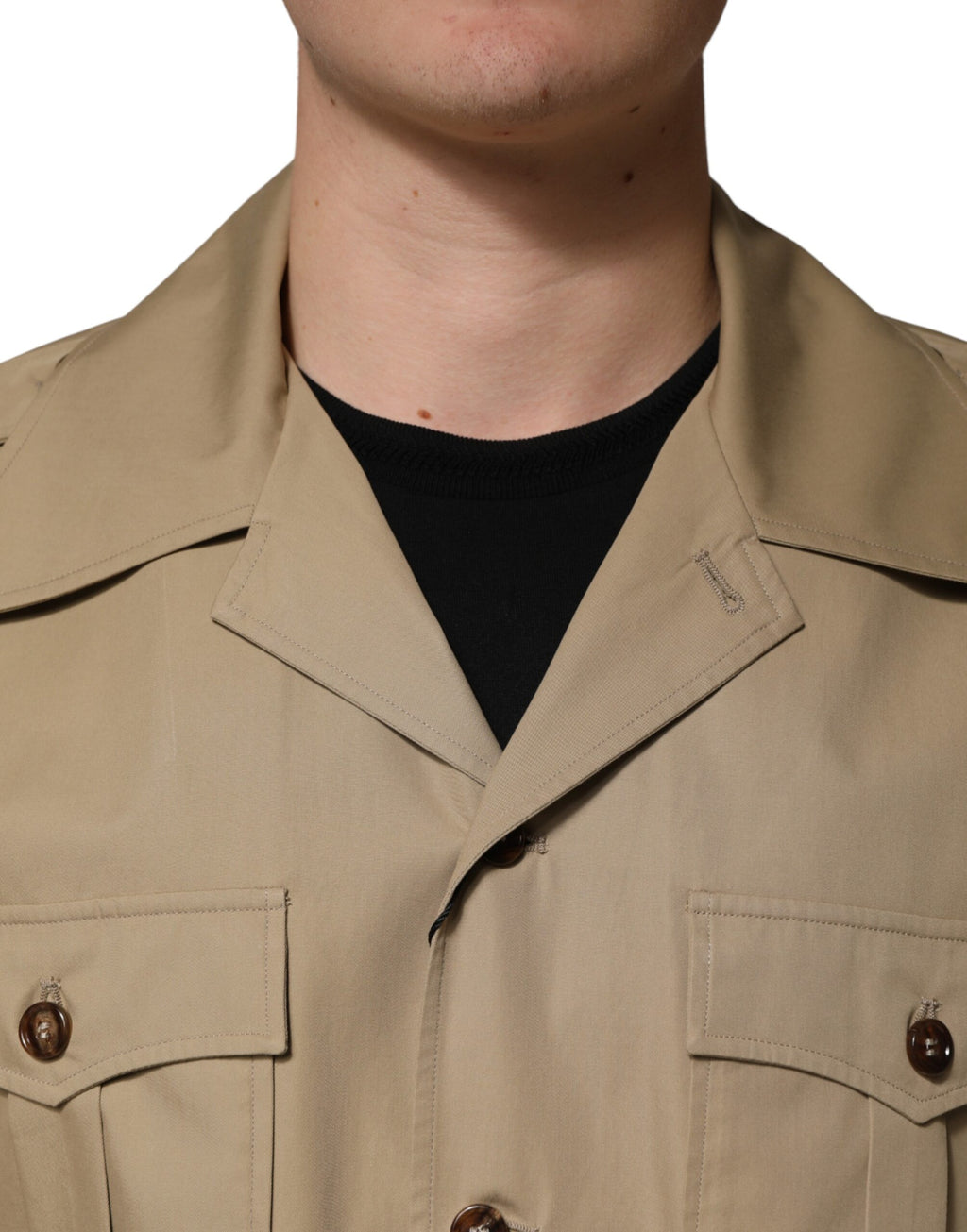 Chemise homme à manches courtes Dolce & Gabbana, style pin-up brun, casual, avec col et boutons visibles.