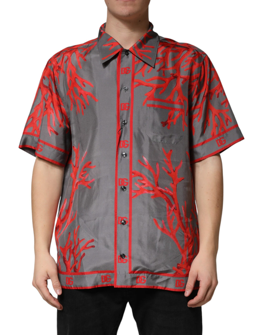 Chemise décontractée Dolce & Gabbana à manches courtes, gris et rouges avec motifs de coraux, style élégant et moderne.