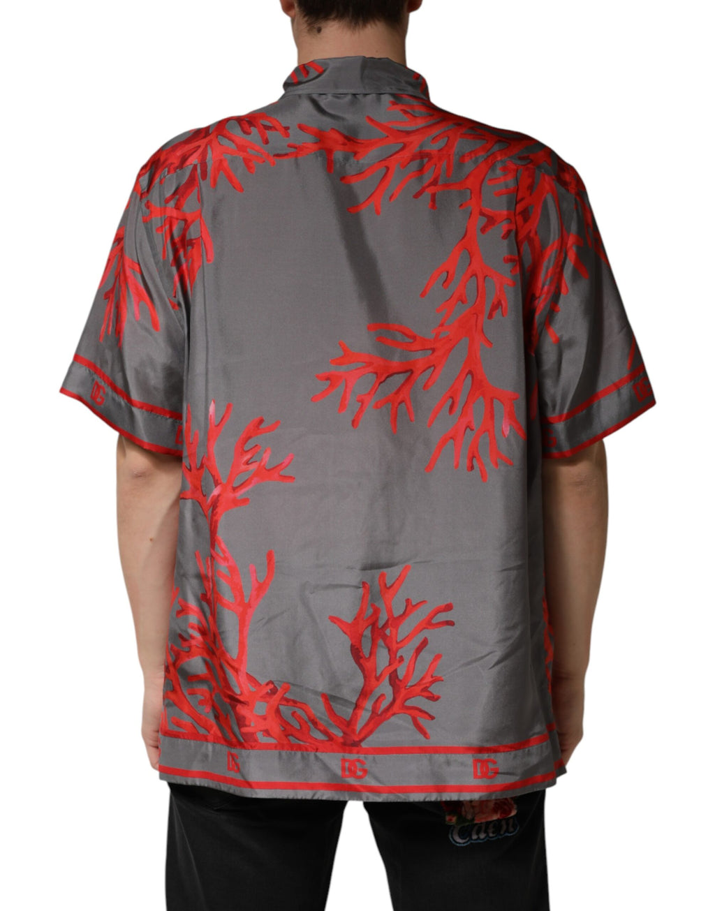 Chemise décontractée Dolce & Gabbana à manches courtes gris rouge avec motifs coraux, style casual et élégant.