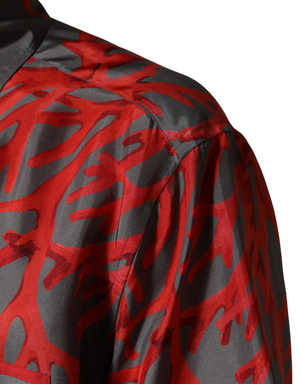 Chemise décontractée Dolce & Gabbana à manches courtes, gris et rouge avec motifs coraux, style casual élégant.