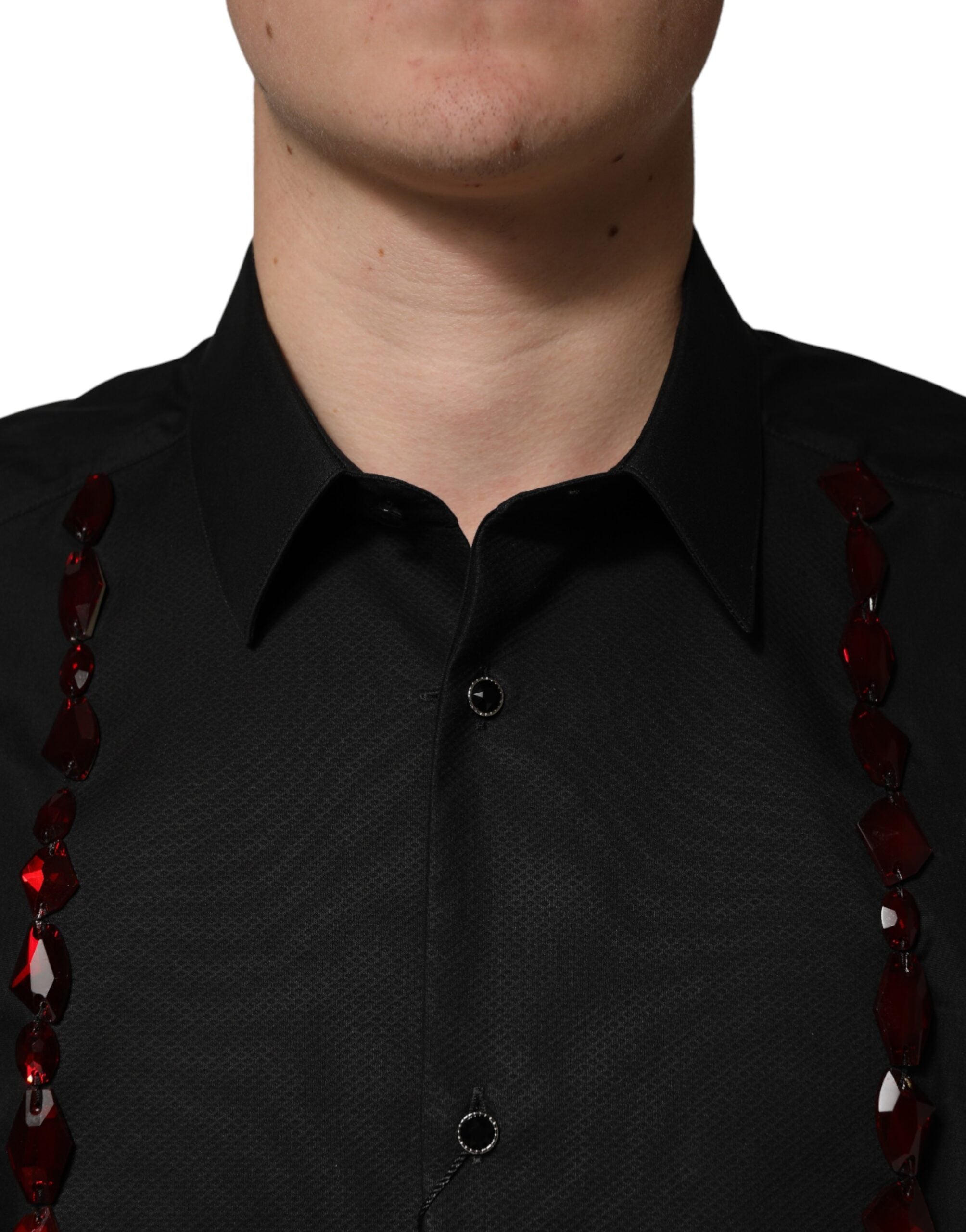 Chemise formelle en coton noire de Dolce & Gabbana avec cristaux dorés, élégante et sophistiquée, visible en détail.