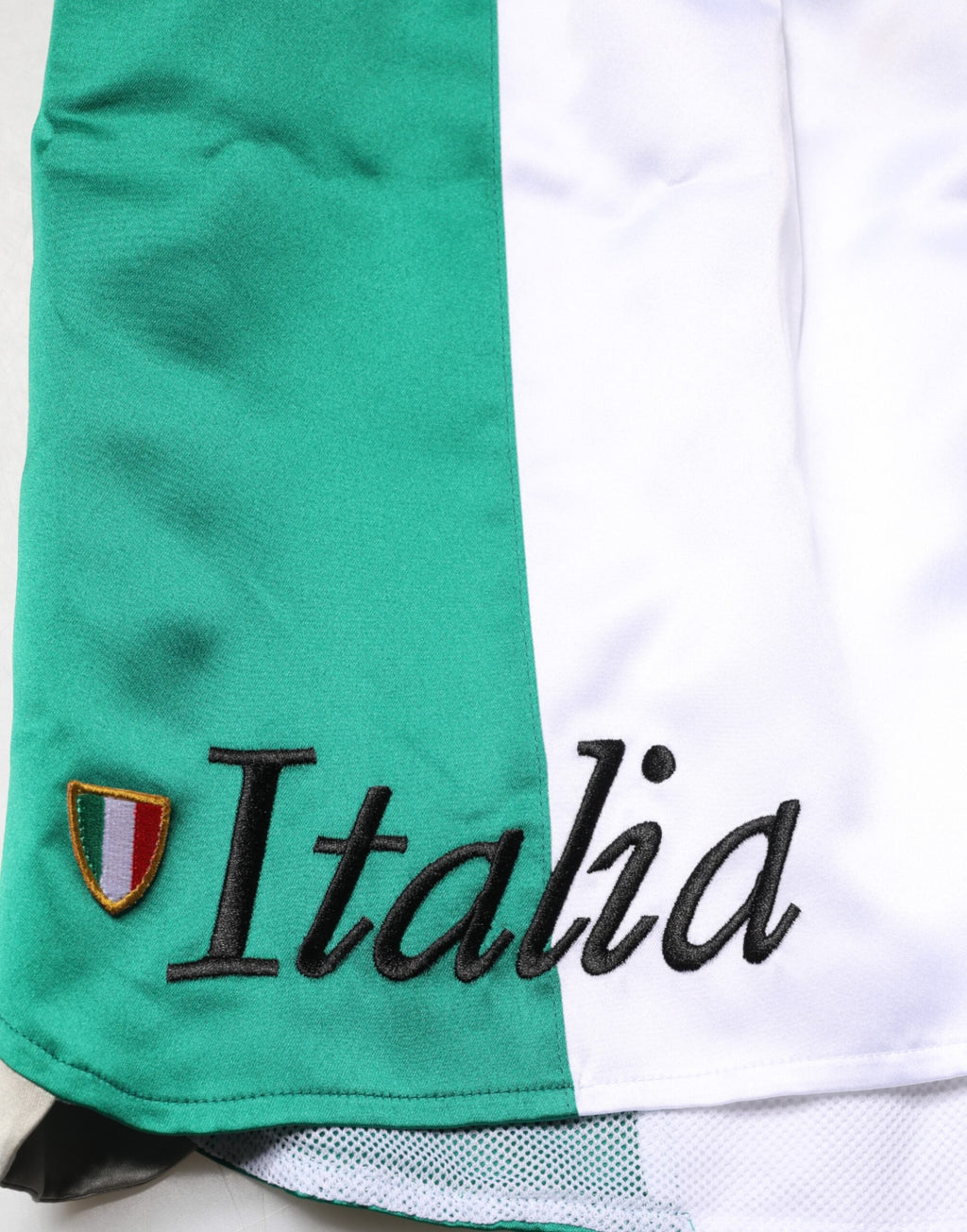 Shorts Bermuda multicolores en polyester de Dolce & Gabbana, style Italie, avec motif vibrant et design moderne.