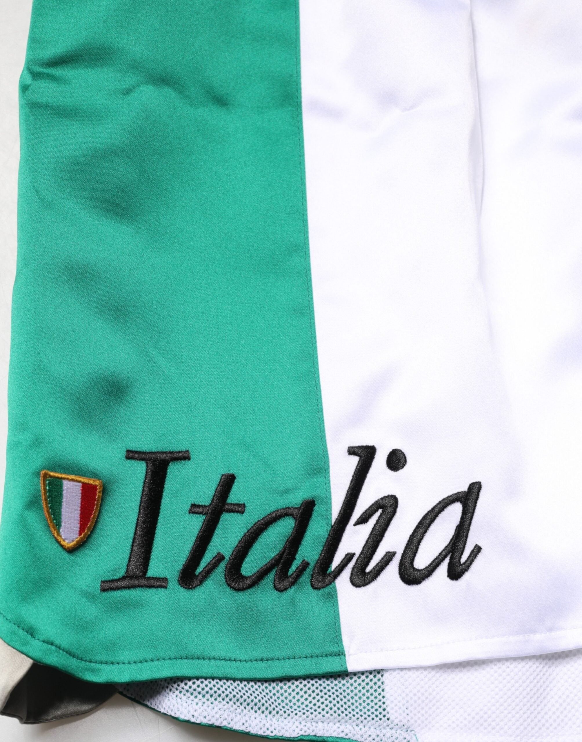 Shorts Bermuda multicolores en polyester de Dolce & Gabbana, style Italie, avec motif vibrant et design moderne.