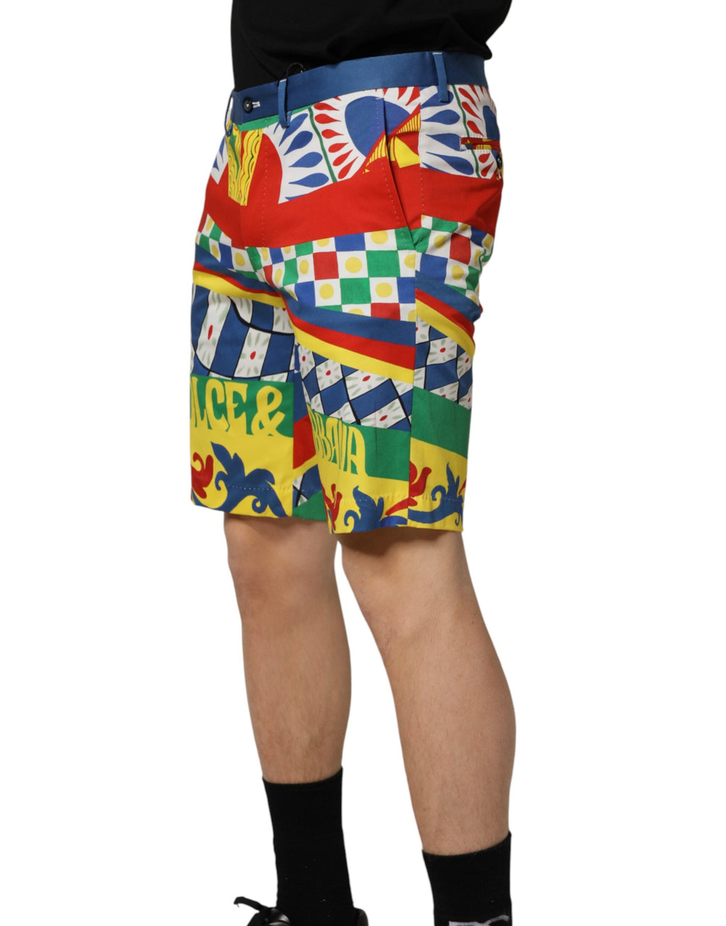 Shorts bermuda pour hommes Dolce & Gabbana Carretto multicolores avec motif print, en tissu léger et coloré.