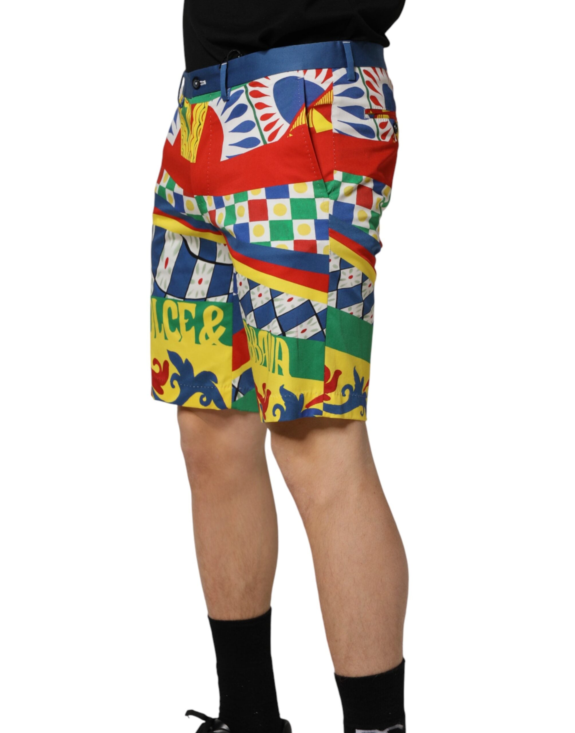 Shorts bermuda pour hommes Dolce & Gabbana Carretto multicolores avec motif print, en tissu léger et coloré.