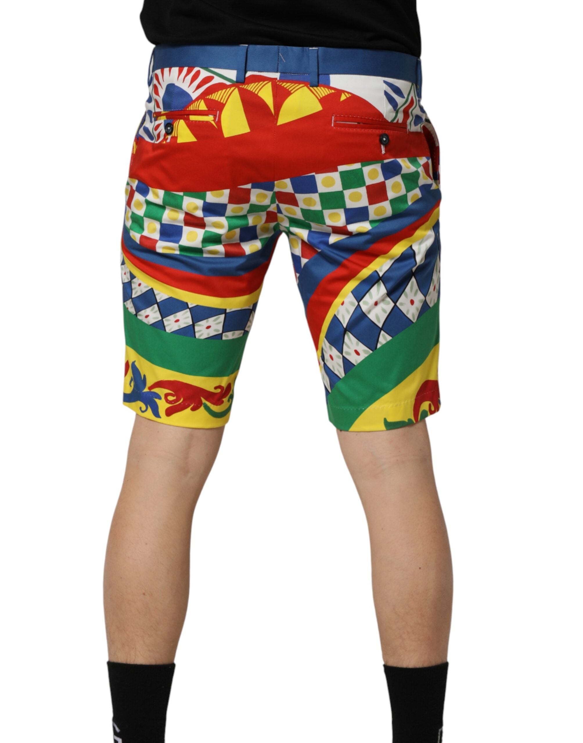 Shorts homme Dolce & Gabbana en coton à imprimé multicolore Carretto, style bermuda élégant et vibrant.