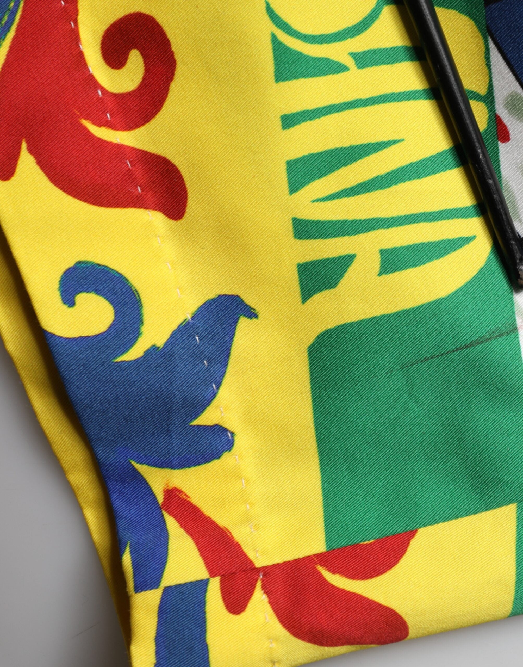 Shorts bermuda pour hommes Dolce & Gabbana avec motif multicolore Carretto, tissu léger et style élégant.