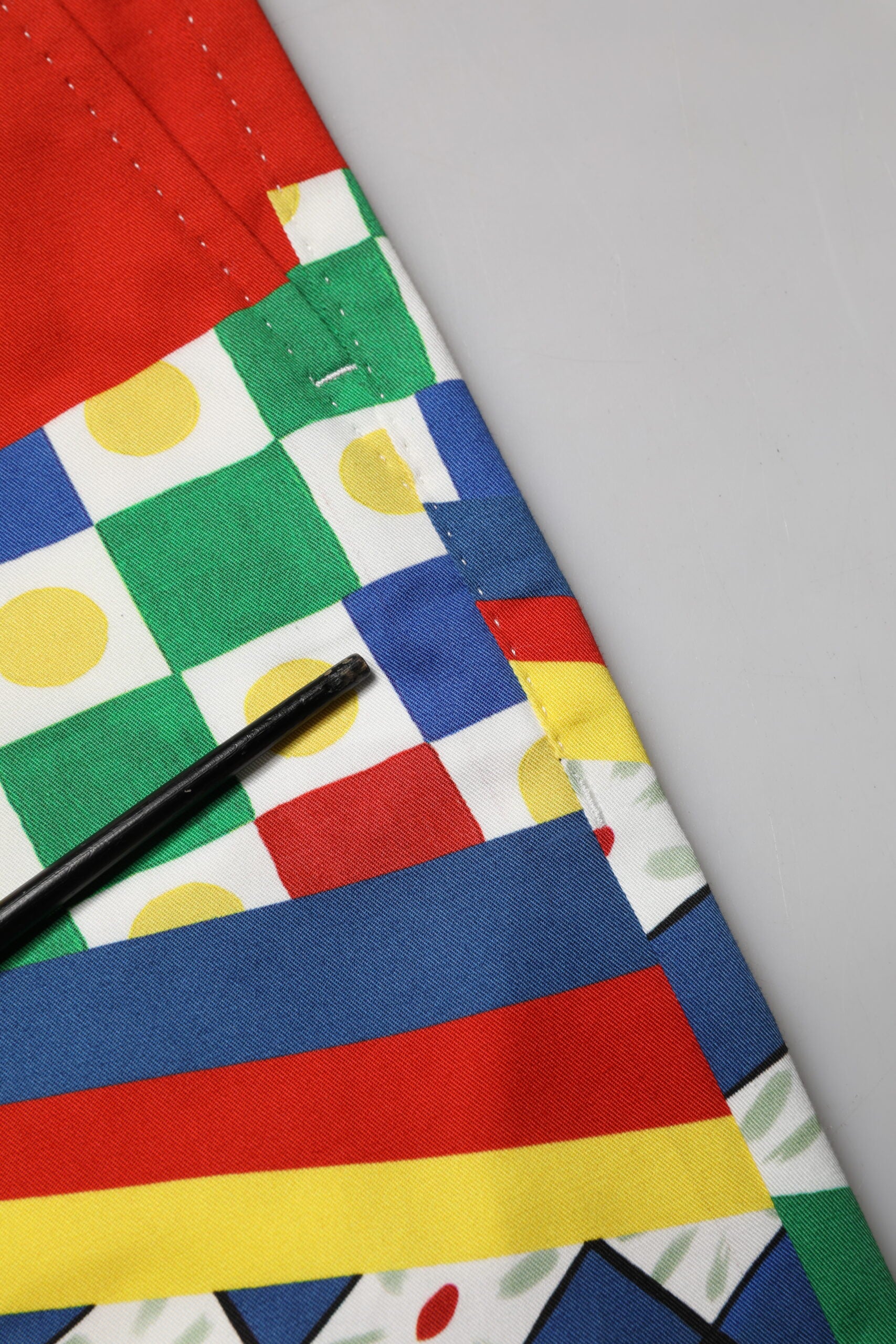 Shorts bermuda homme Dolce & Gabbana imprimé Carretto multicolore, style élégant avec motif coloré et détails raffinés.