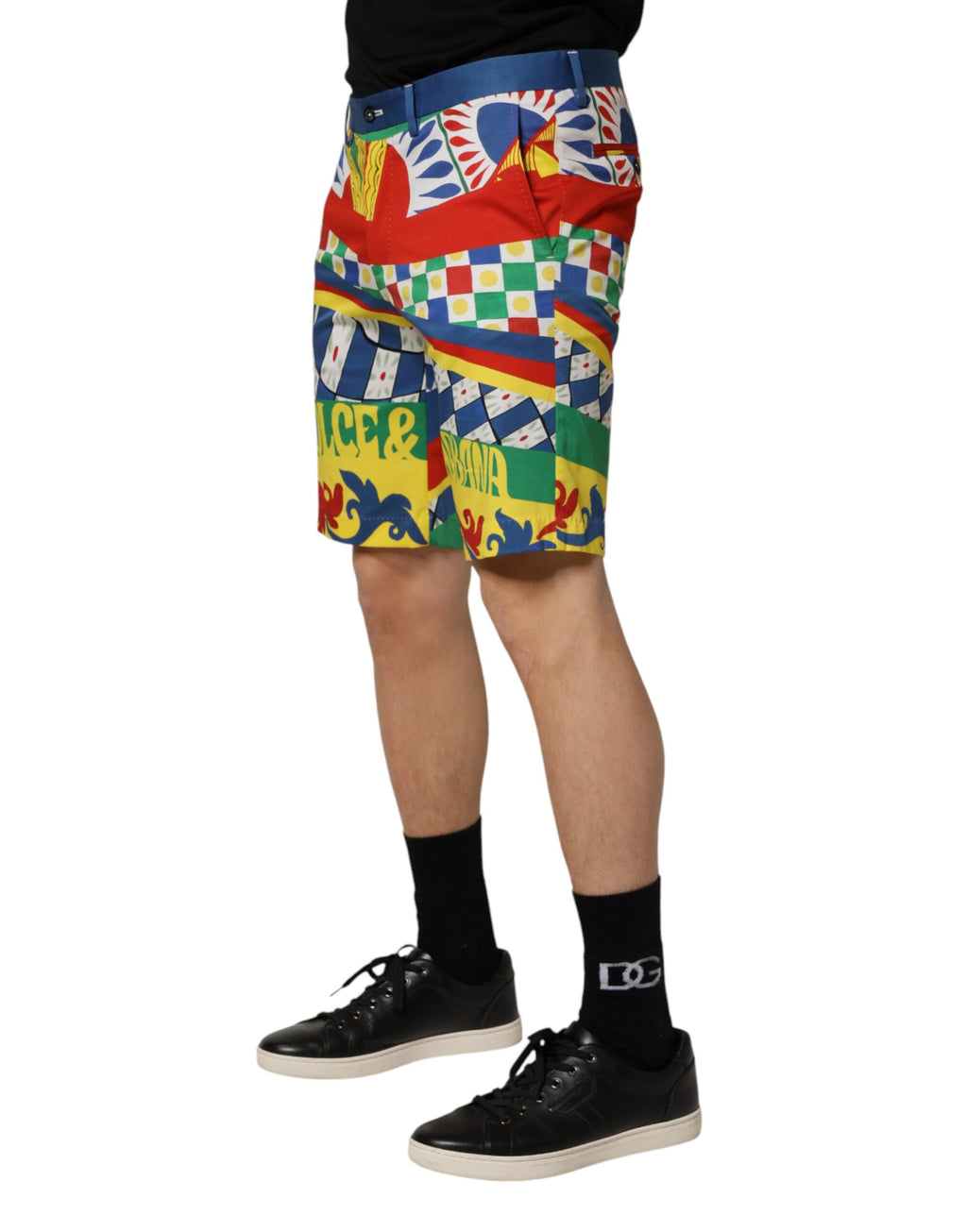 Pantalons bermuda pour homme Dolce & Gabbana avec motif multicolore Carretto, style élégant et décontracté visible en image.