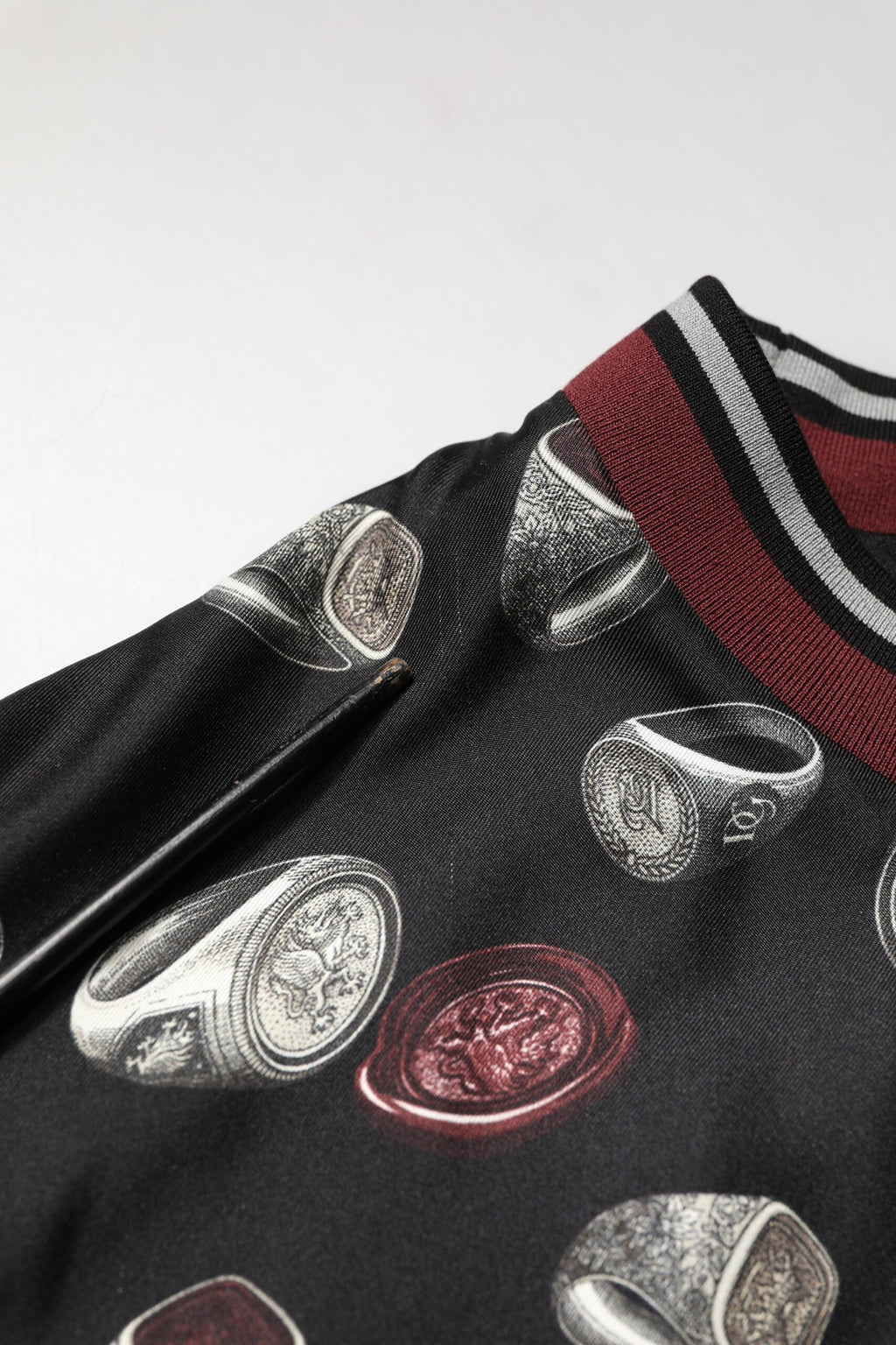 Sweatshirt Dolce & Gabbana à col rond, motif de bague noire, pull en coton avec logo de la marque, vue de face.