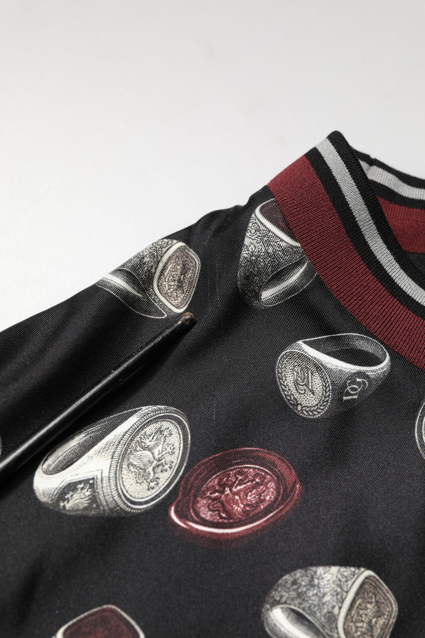 Sweatshirt Dolce & Gabbana à col rond, motif de bague noire, pull en coton avec logo de la marque, vue de face.