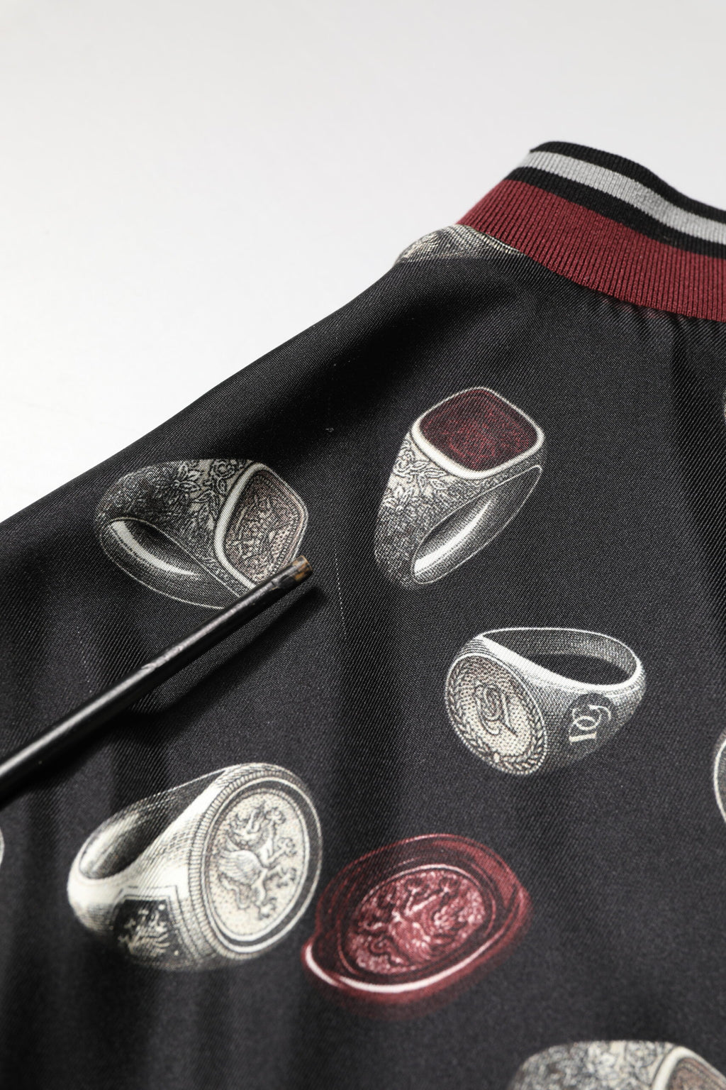 Sweatshirt Dolce & Gabbana à col rond avec motif d'anneau noir, tissu confortable et style élégant.
