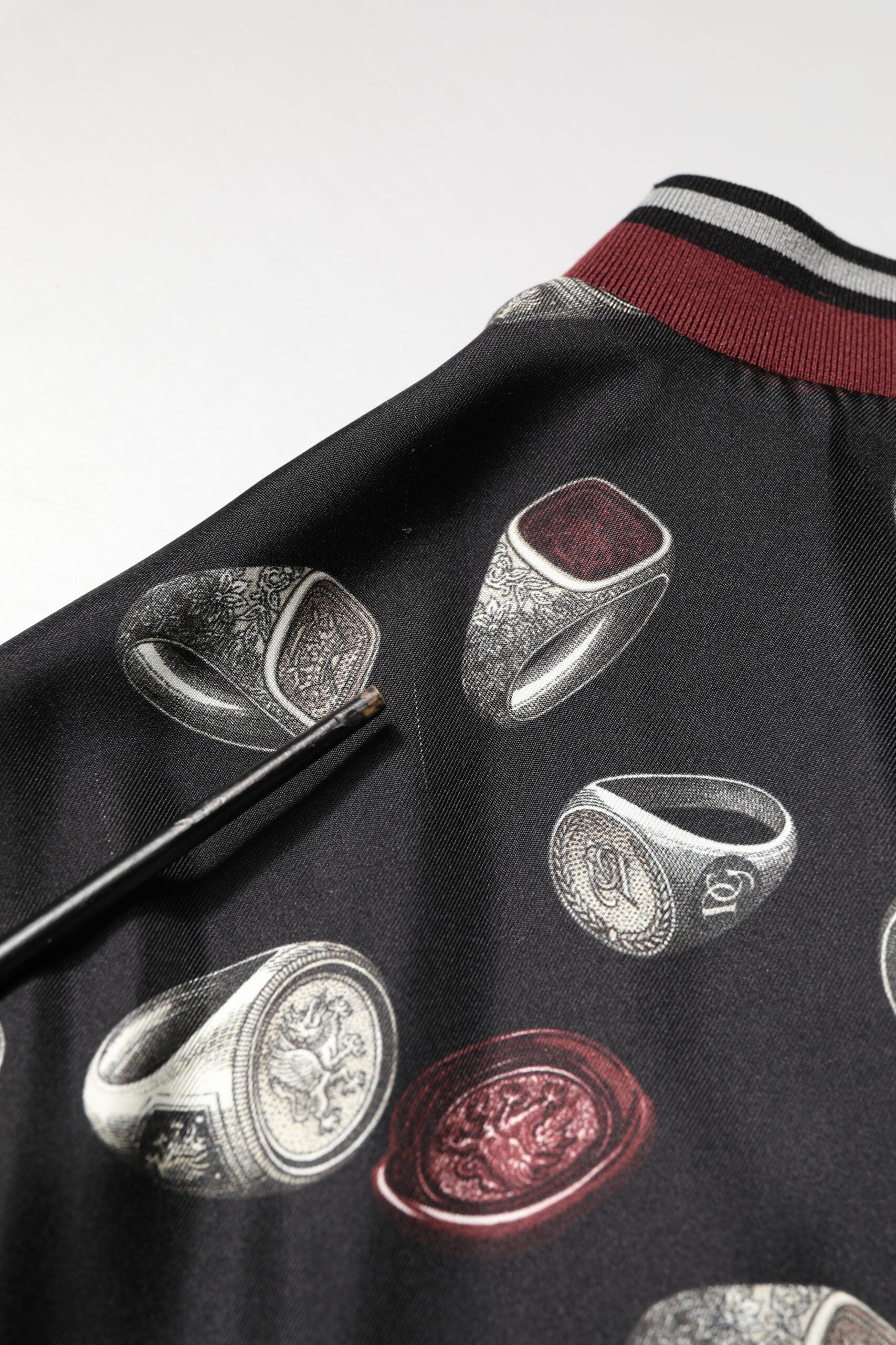 Sweatshirt Dolce & Gabbana à col rond avec motif d'anneau noir, tissu confortable et style élégant.