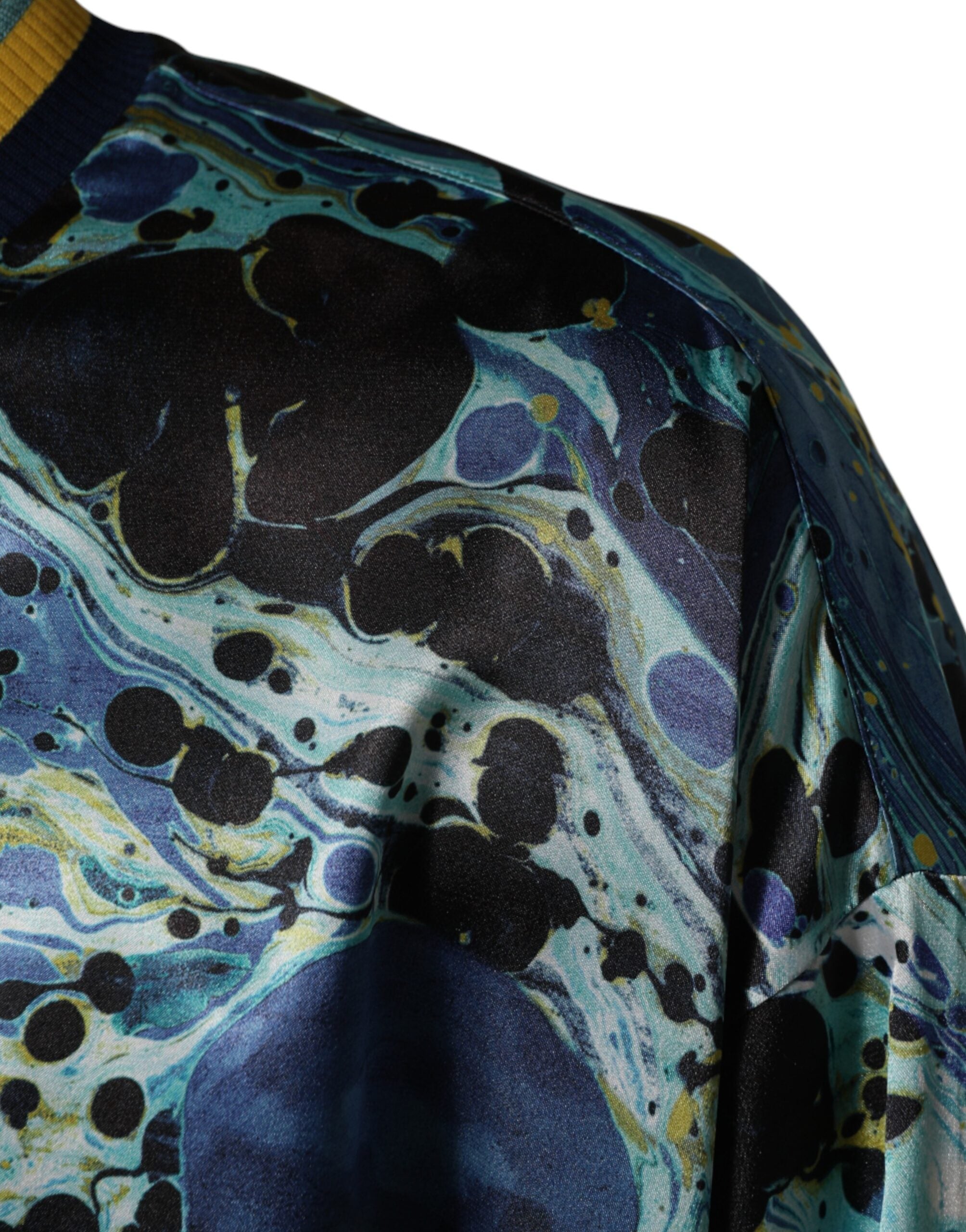 Pull en molleton Dolce & Gabbana à imprimé marbre multicolore, style décontracté et tendance, visible en gros plan.