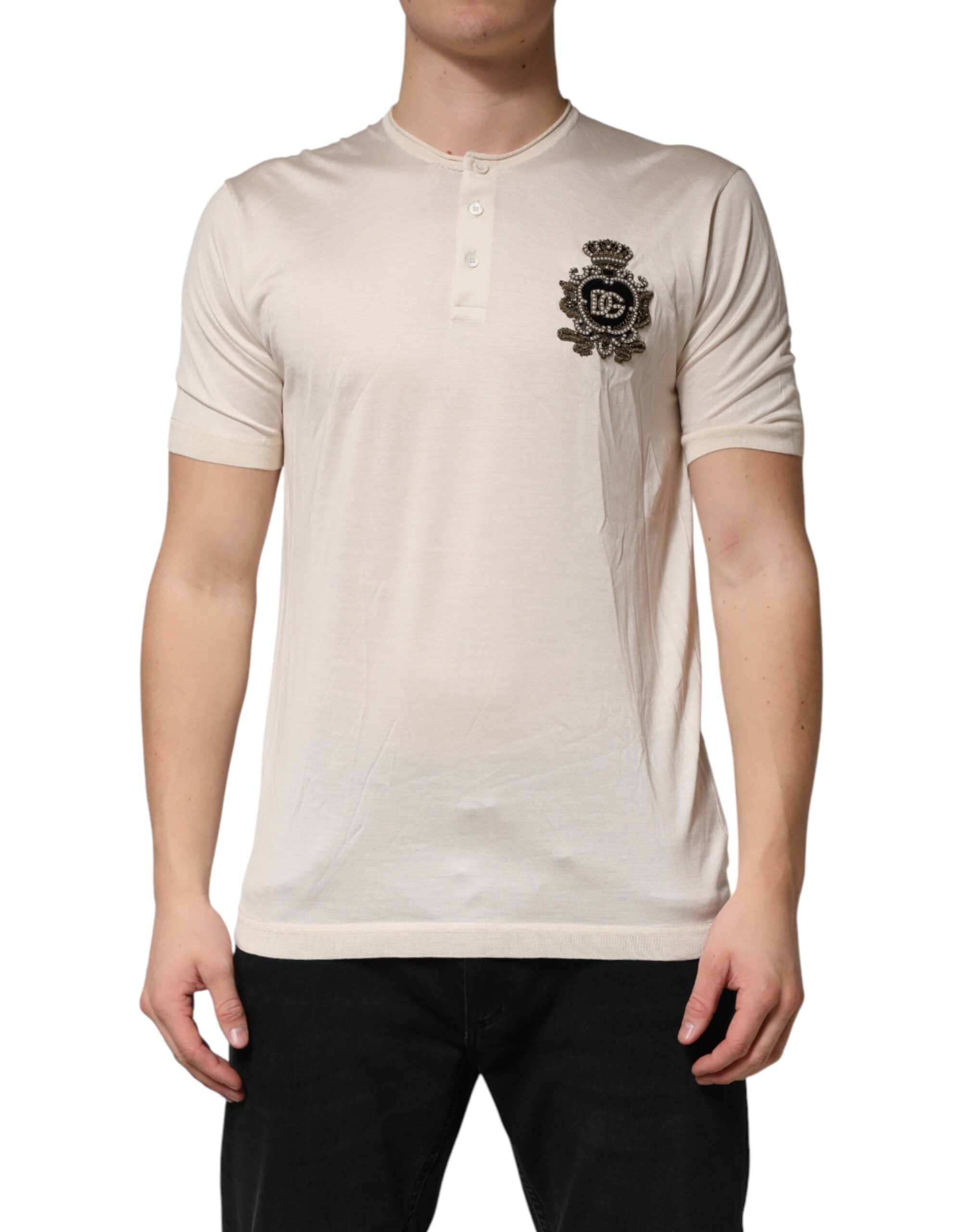T-shirt homme Dolce & Gabbana en soie blanche avec logo et patch, style henley, à manches longues et design élégant.