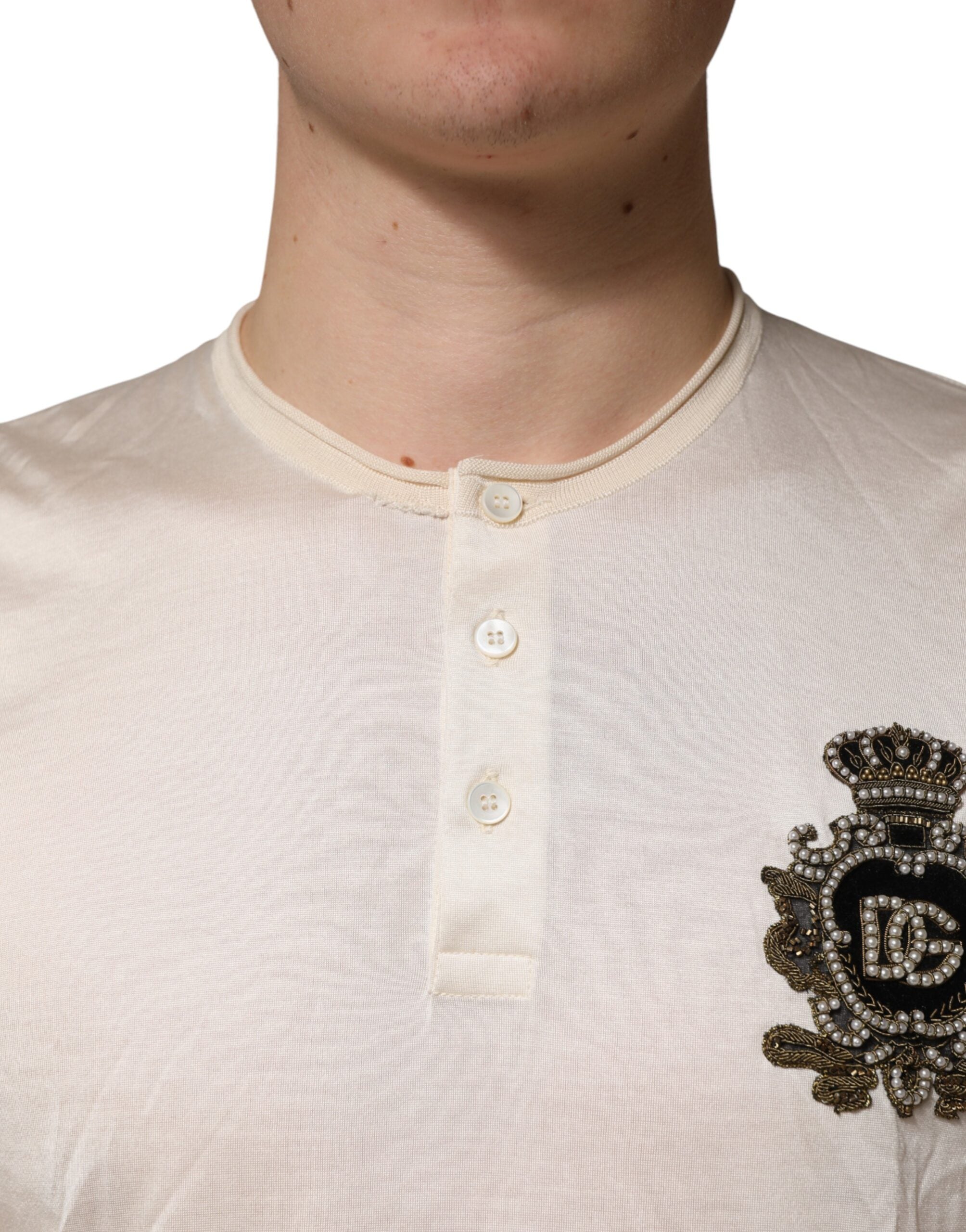 T-shirt pour homme Dolce & Gabbana en soie blanche avec logo patch, style henley, coupe élégante et détails modernes.