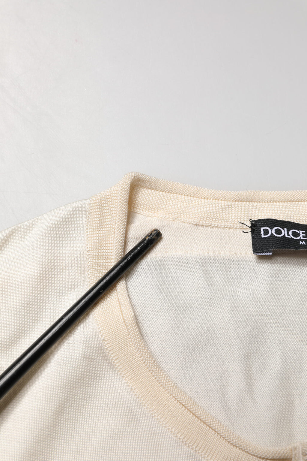 T-shirt pour homme Dolce & Gabbana en soie blanche avec logo et patch, style Henley, élégant et casual.