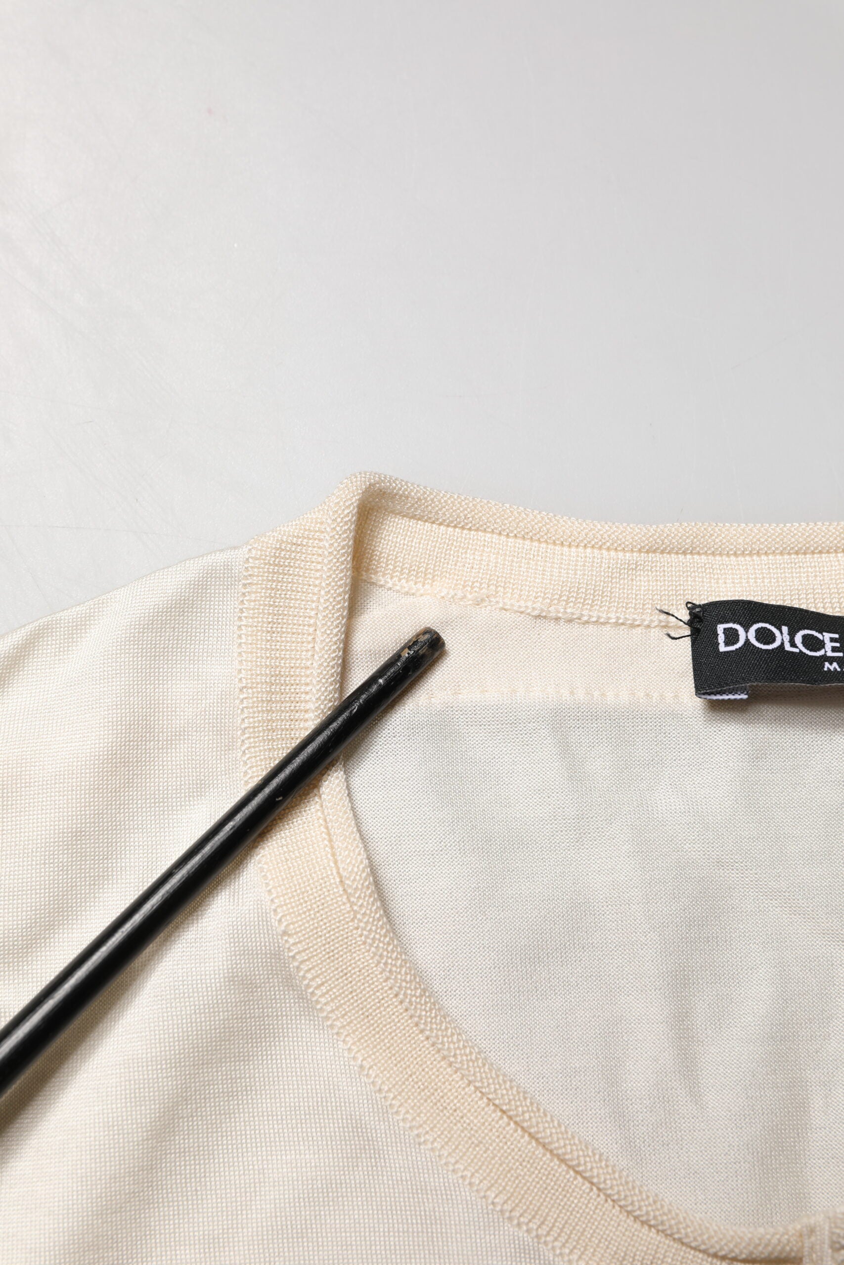 T-shirt pour homme Dolce & Gabbana en soie blanche avec logo et patch, style Henley, élégant et casual.