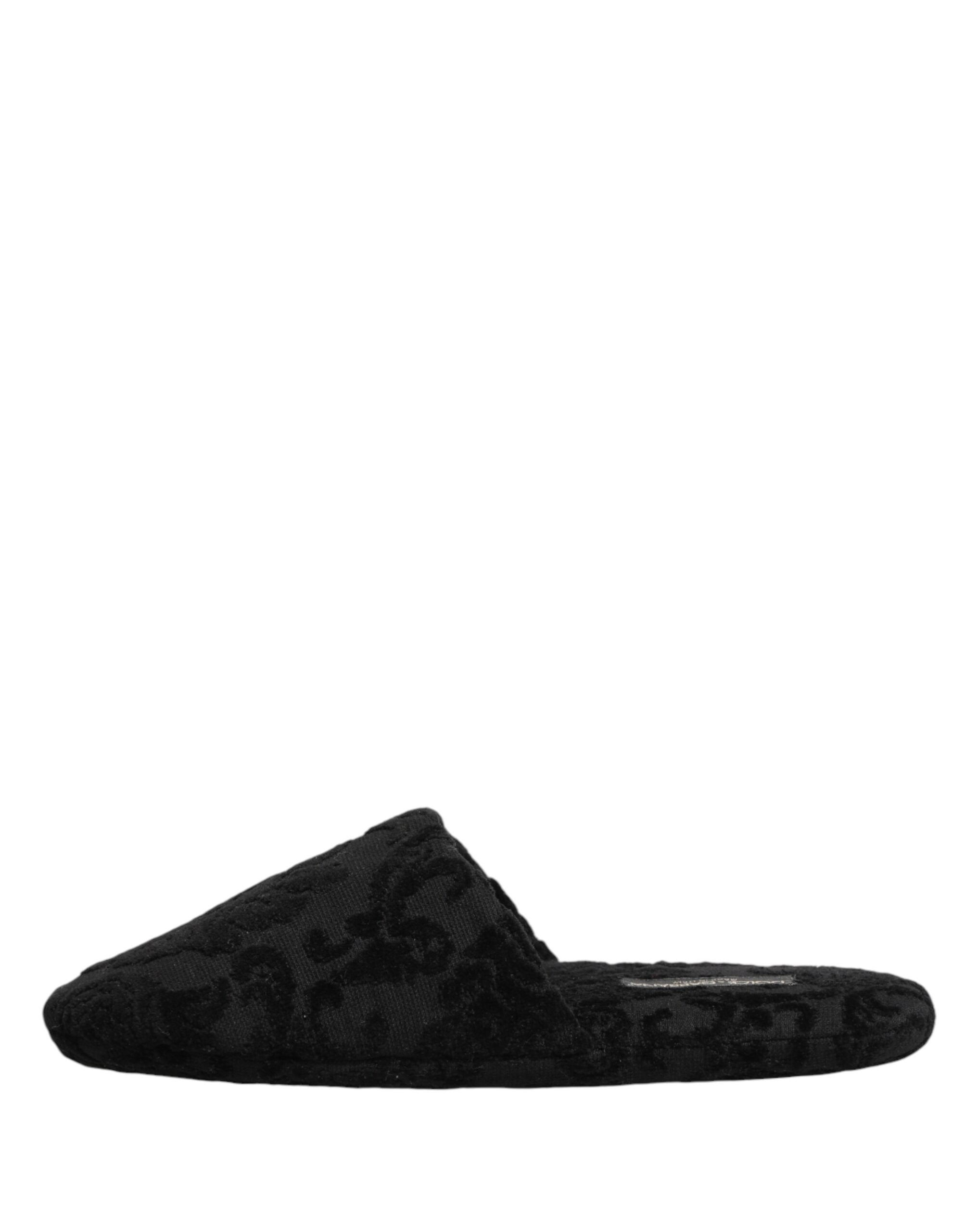Chaussures slippers plates noires Dolce & Gabbana avec logo brodé, confortables et élégantes pour un style sophistiqué.